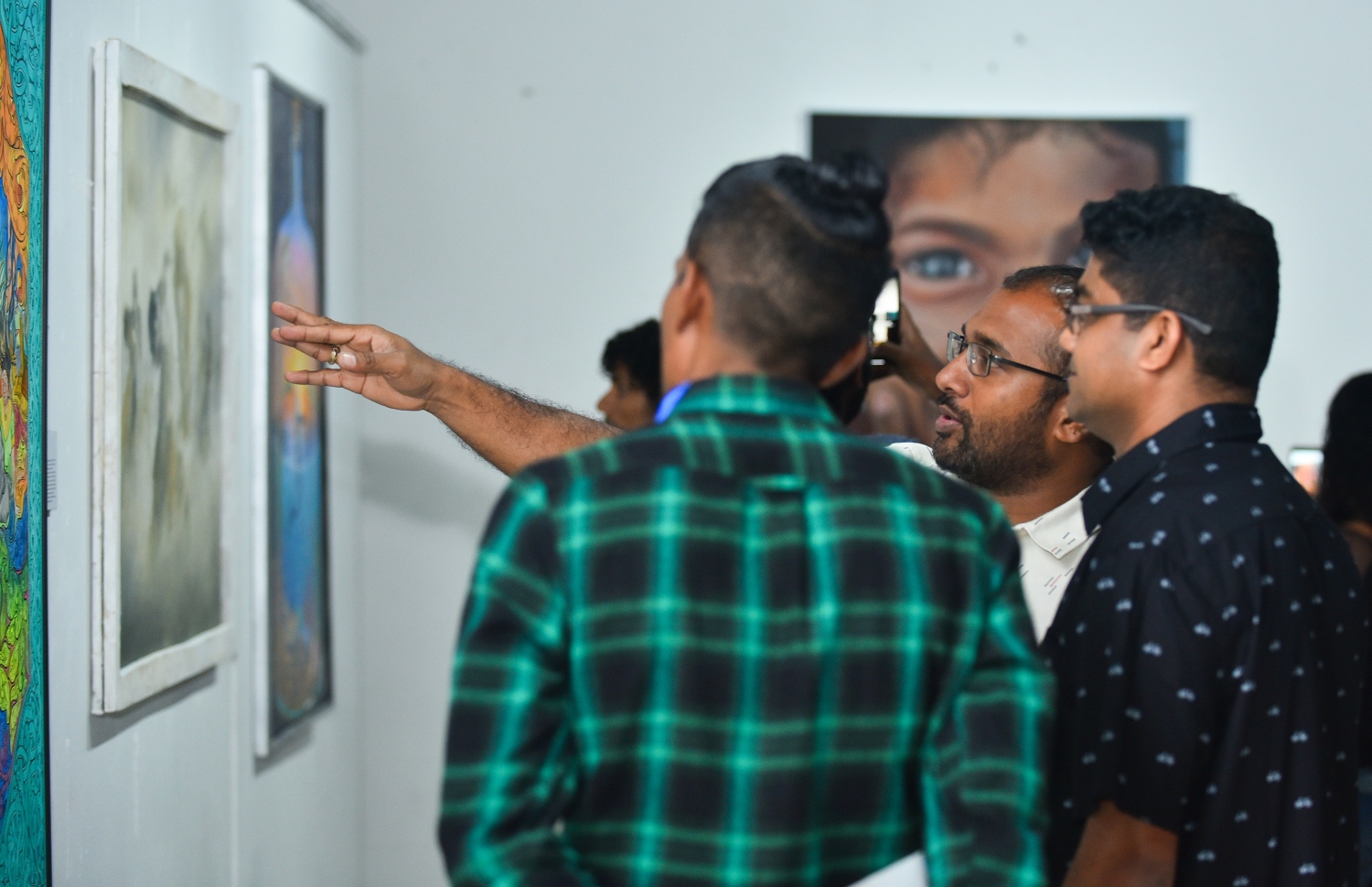 ސެޕްޓެމްބަރު 3، 2018- "މޯލްޑިވްސް ކޮންޓެންޕޮރަރީ އާޓް އެގްޒިބިޝަން 2018" ގައި ބަހައްޓާފައިވާ ކުރެހުންތަކެއް ބަޔަކު ބަލަނީ: އަންނަ ހުކުރު ދުވަހުގެ ނިޔަލަށް ކުރިއަށް ގެންދާ މި މައުރަޒުގެ ފުރަތަމަ ރޭ ވެސް ވަނީ ވަރަށް ކުރެހުންތައް ވިކިފައި.--- ފޮޓޯ: ހުސައިން ވަހީދު/މިހާރު