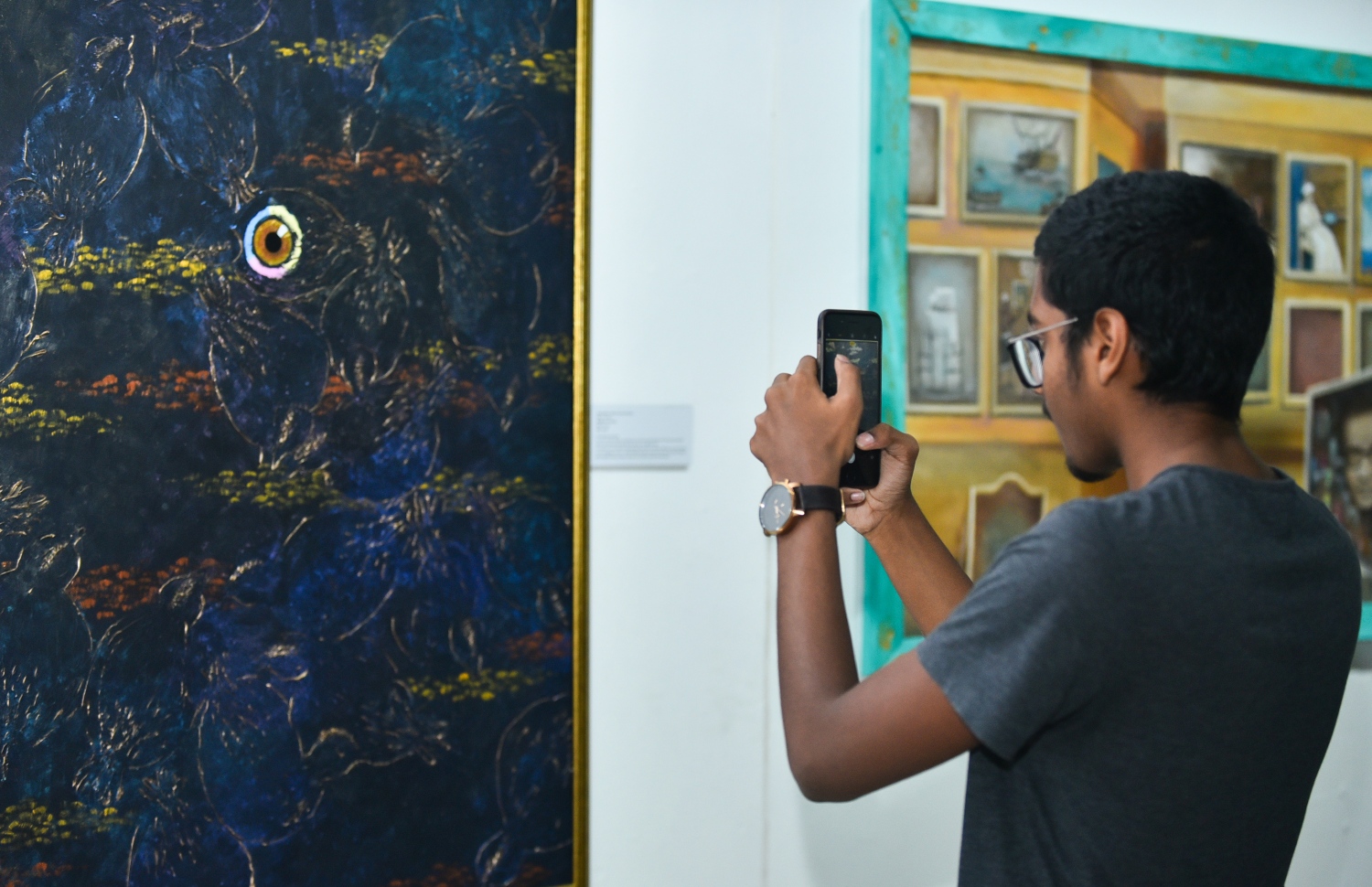 ސެޕްޓެމްބަރު 3، 2018- "މޯލްޑިވްސް ކޮންޓެންޕޮރަރީ އާޓް އެގްޒިބިޝަން 2018" ގައި ބަހައްޓާފައިވާ ކުރެހުމެއްގެ ފޮޓޯ މީހަކު ނަގަނީ.--- ފޮޓޯ: ހުސައިން ވަހީދު/މިހާރު