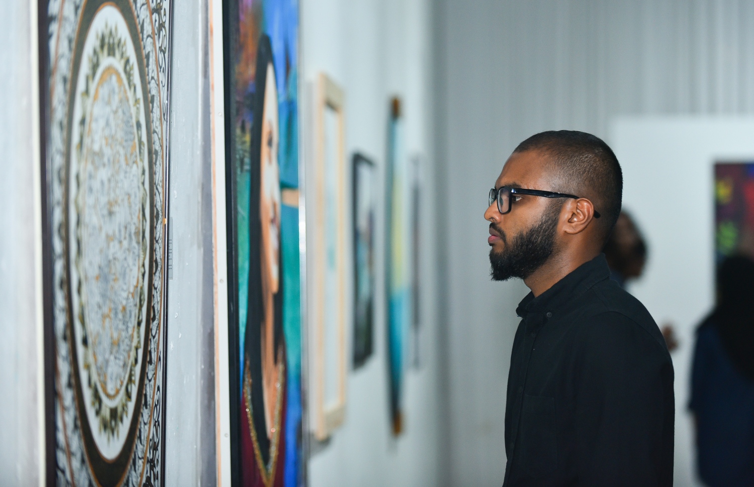 ސެޕްޓެމްބަރު 3، 2018- "މޯލްޑިވްސް ކޮންޓެންޕޮރަރީ އާޓް އެގްޒިބިޝަން 2018" ގައި ބަހައްޓާފައިވާ ކުރެހުމެއް  މީހަކު ބަލަނީ.--- ފޮޓޯ: ހުސައިން ވަހީދު/މިހާރު