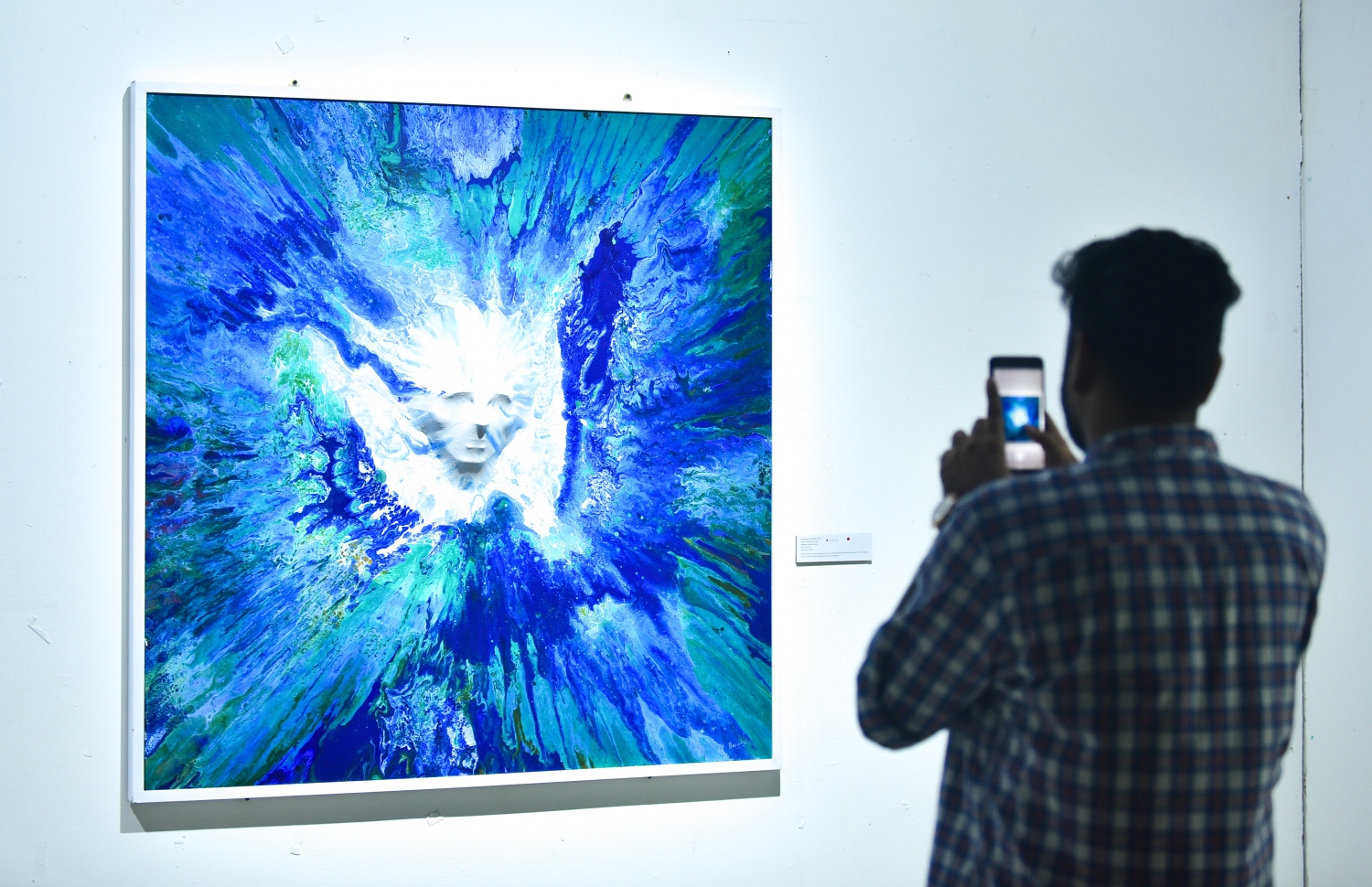 ސެޕްޓެމްބަރު 3، 2018- "މޯލްޑިވްސް ކޮންޓެންޕޮރަރީ އާޓް އެގްޒިބިޝަން 2018" ގައި ބަހައްޓާފައިވާ ކުރެހުމެއްގެ ފޮޓޯ މީހަކު ނަގަނީ.--- ފޮޓޯ: ހުސައިން ވަހީދު/މިހާރު