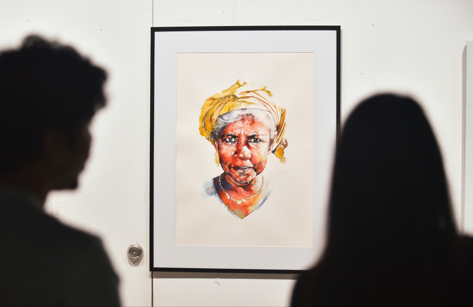 ސެޕްޓެމްބަރު 3، 2018- "މޯލްޑިވްސް ކޮންޓެންޕޮރަރީ އާޓް އެގްޒިބިޝަން 2018" ގައި ބަހައްޓާފައިވާ ކުރެހުމެއް ދެ މީހަކު ބަލަނީ.--- ފޮޓޯ: ހުސައިން ވަހީދު/މިހާރު