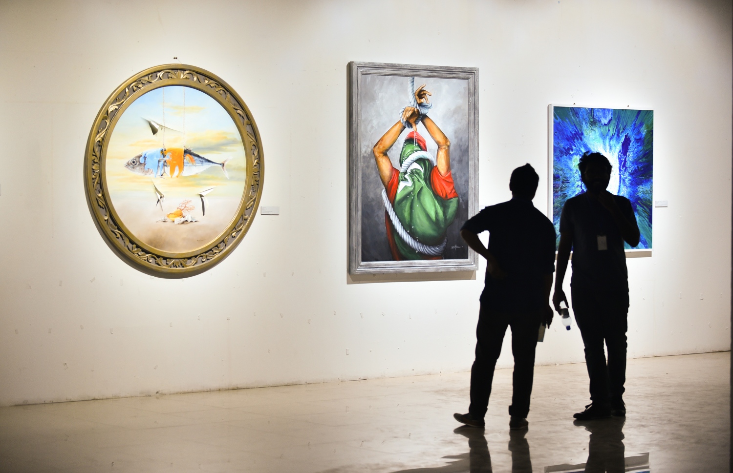 ސެޕްޓެމްބަރު 3، 2018- "މޯލްޑިވްސް ކޮންޓެންޕޮރަރީ އާޓް އެގްޒިބިޝަން 2018" ގައި ބަހައްޓާފައިވާ ކުރެހުންތަކެއް ދެ މީހަކު ބަލަނީ: އަންނަ ހުކުރު ދުވަހުގެ ނިޔަލަށް ކުރިއަށް ގެންދާ މި މައުރަޒުގެ ފުރަތަމަ ރޭ ވެސް ވަނީ ވަރަށް ކުރެހުންތައް ވިކިފައި.--- ފޮޓޯ: ހުސައިން ވަހީދު/މިހާރު