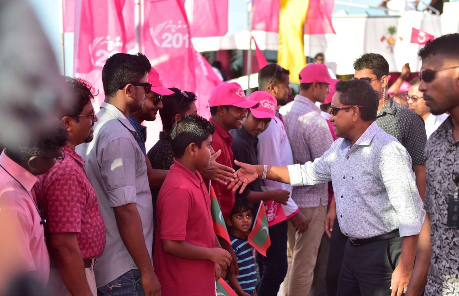 ރައީސް ޔާމީން، ތޮއްޑުއަށް މިއަދު ވަޑައިގަތުމުން މަރުހަބާ ދަންނަވަން އެއްވި މީހުންނާ ސަލާމް ކުރައްވަނީ.---ފޮޓޯ: ރައީސް އޮފީސް