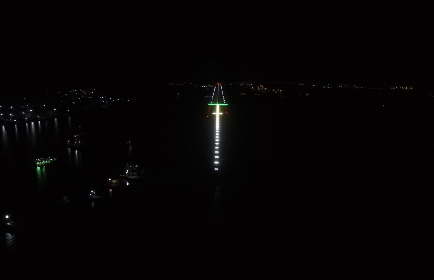 ވެލާނާ އިންޓަނޭޝަނަލް އެއާޕޯޓުގައި އަލަށް ހެދި ރަންވޭ ދިއްލާލާފައި. މި ރަންވޭއަށް ފުރަތަމަ ޓެސްޓް ފްލައިޓް މިމަހުގެ ތެރޭގައި ޖައްސާނެ. ފޮޓޯ: އެމްއޭސީއެލް