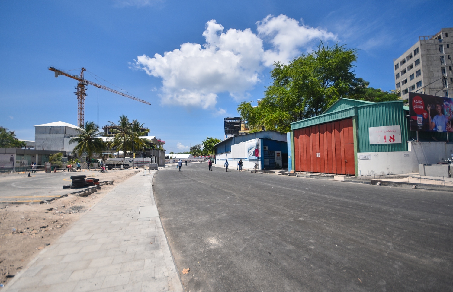 ސެޕްޓެމްބަރު 4، 2018- ސިނަމާލެ ބްރިޖާ ގުޅޭ މަގުތަކުގައި ތާރުއަޅައި ނިމުމަށްފަހު ފާހަގަ ކުރެހުމަށް ތައްޔާރުވެފައިވާ ސަރަހައްދެއް: ބޮޑުތަކުރުފާނު މަގުގައި ތާރު އަޅައިގެން ހެދި ބައި އިއްޔެ ހުޅުވާލާނެ ކަމަށް ހައުސިން މިނިސްޓްރީން ކުރިން ބުނެފައިވީ ނަމަވެސް ބައެއް މަސައްކަތްތައް ނުނިމި ހުރުމުން މަގުތައް ހުޅުވުން ވަނީ އަންނަ ބުރާސްފަތި ދުވަހަށް ބަދަލުކޮށްފައި.---ފޮޓޯ: ހުސައިން ވަހީދު/މިހާރު