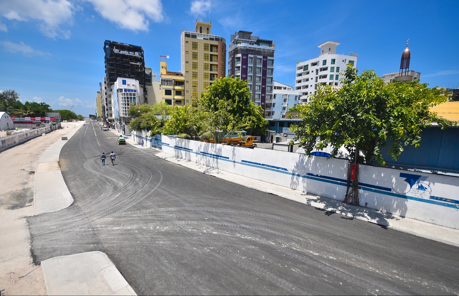 ސެޕްޓެމްބަރު 4، 2018- ސިނަމާލެ ބްރިޖާ ގުޅޭ މަގުތަކުގައި ތާރުއަޅައި ނިމުމަށްފަހު ފާހަގަ ކުރެހުމަށް ތައްޔާރުވެފައިވާ ސަރަހައްދެއް: ބޮޑުތަކުރުފާނު މަގުގައި ތާރު އަޅައިގެން ހެދި ބައި އިއްޔެ ހުޅުވާލާނެ ކަމަށް ހައުސިން މިނިސްޓްރީން ކުރިން ބުނެފައިވީ ނަމަވެސް ބައެއް މަސައްކަތްތައް ނުނިމި ހުރުމުން މަގުތައް ހުޅުވުން ވަނީ އަންނަ ބުރާސްފަތި ދުވަހަށް ބަދަލުކޮށްފައި.---ފޮޓޯ: ހުސައިން ވަހީދު/މިހާރު