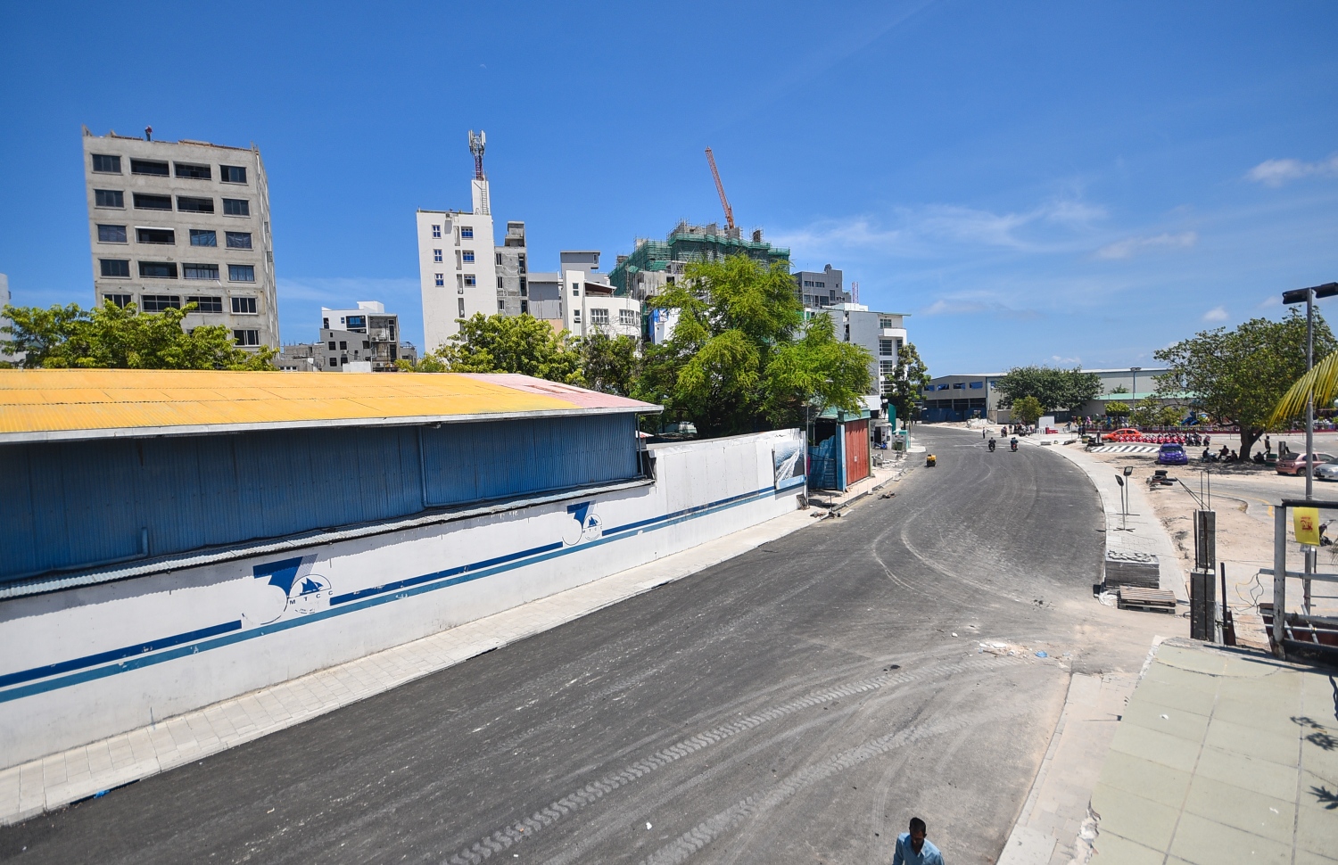 ސެޕްޓެމްބަރު 4، 2018- ސިނަމާލެ ބްރިޖާ ގުޅޭ މަގުތަކުގައި ތާރުއަޅައި ނިމުމަށްފަހު ފާހަގަ ކުރެހުމަށް ތައްޔާރުވެފައިވާ ސަރަހައްދެއް: ބޮޑުތަކުރުފާނު މަގުގައި ތާރު އަޅައިގެން ހެދި ބައި އިއްޔެ ހުޅުވާލާނެ ކަމަށް ހައުސިން މިނިސްޓްރީން ކުރިން ބުނެފައިވީ ނަމަވެސް ބައެއް މަސައްކަތްތައް ނުނިމި ހުރުމުން މަގުތައް ހުޅުވުން ވަނީ އަންނަ ބުރާސްފަތި ދުވަހަށް ބަދަލުކޮށްފައި.---ފޮޓޯ: ހުސައިން ވަހީދު/މިހާރު