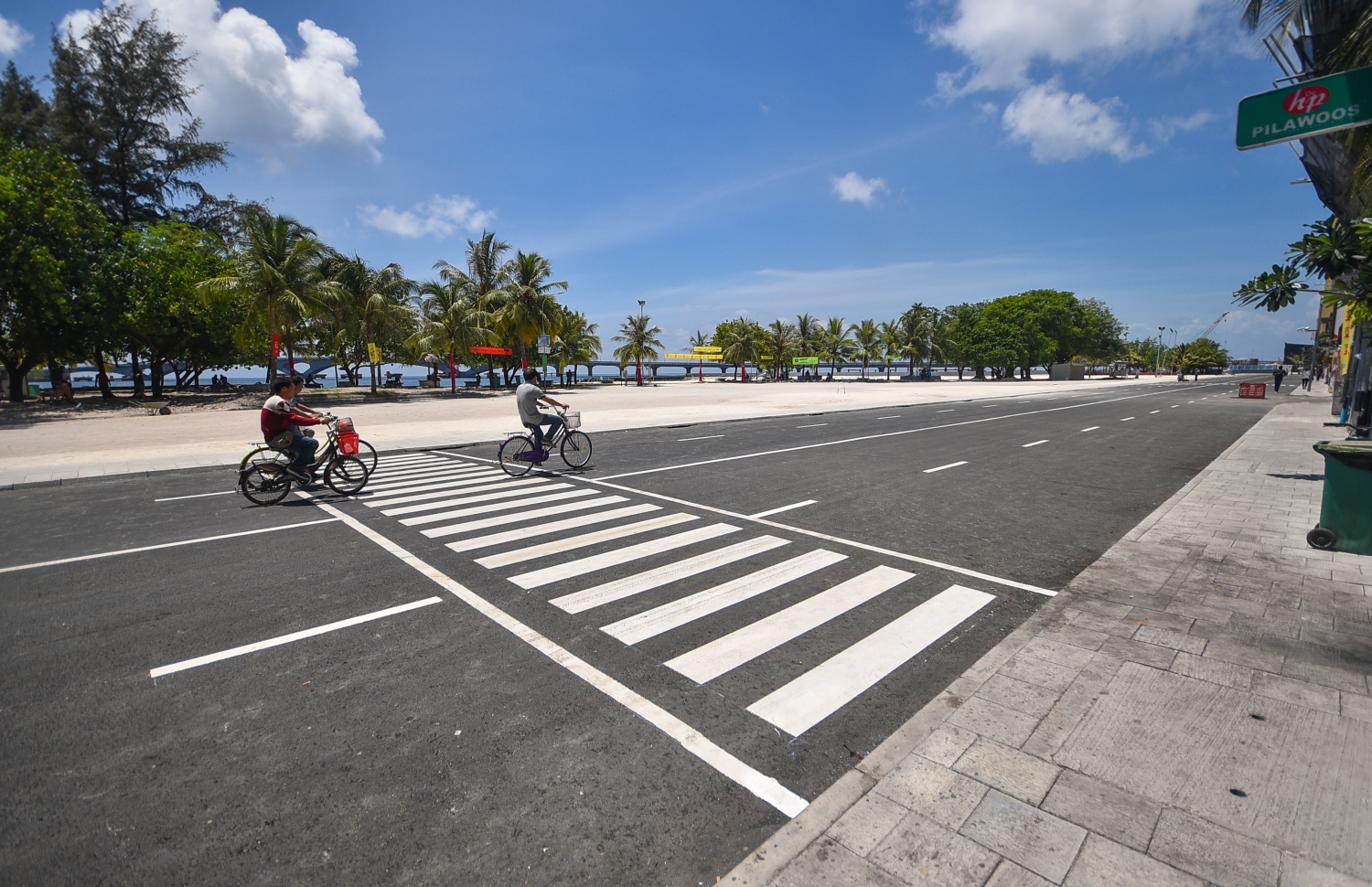 ސެޕްޓެމްބަރު 4، 2018- ސިނަމާލެ ބްރިޖާ ގުޅޭ މަގުތަކުގައި ޓްރެފިކް ފާހަގަތައް ޖެހުމުގެ މަސައްކަތް ކުރިއަށް ދާއިރު، ކުރަހާ ނިމިފައިވާ ޒިބްްރާ ކްރޮސްއެއް މަތިން ބަޔަކު ބައިސްކަލު ތަކެއްގައި ދުއްވާފައި ދަނީ: ބޮޑުތަކުރުފާނު މަގުގައި ތާރު އަޅައިގެން ހެދި ބައި އިއްޔެ ހުޅުވާލާނެ ކަމަށް ހައުސިން މިނިސްޓްރީން ކުރިން ބުނެފައިވީ ނަމަވެސް ބައެއް މަސައްކަތްތައް ނުނިމި ހުރުމުން މަގުތައް ހުޅުވުން ވަނީ އަންނަ ބުރާސްފަތި ދުވަހަށް ބަދަލުކޮށްފައި.---ފޮޓޯ: ހުސައިން ވަހީދު/މިހާރު