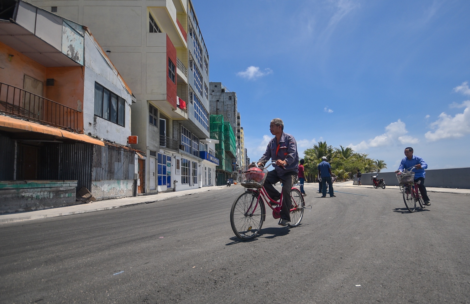 ސެޕްޓެމްބަރު 4، 2018- ސިނަމާލެ ބްރިޖާ ގުޅޭ މަގުތަކުގައި ތާރުއަޅައި ނިމުމަށްފަހު ފާހަގަ ކުރެހުމަށް ތައްޔާރުވެފައިވާ ސަރަހައްދެއް: ބޮޑުތަކުރުފާނު މަގުގައި ތާރު އަޅައިގެން ހެދި ބައި އިއްޔެ ހުޅުވާލާނެ ކަމަށް ހައުސިން މިނިސްޓްރީން ކުރިން ބުނެފައިވީ ނަމަވެސް ބައެއް މަސައްކަތްތައް ނުނިމި ހުރުމުން މަގުތައް ހުޅުވުން ވަނީ އަންނަ ބުރާސްފަތި ދުވަހަށް ބަދަލުކޮށްފައި.---ފޮޓޯ: ހުސައިން ވަހީދު/މިހާރު