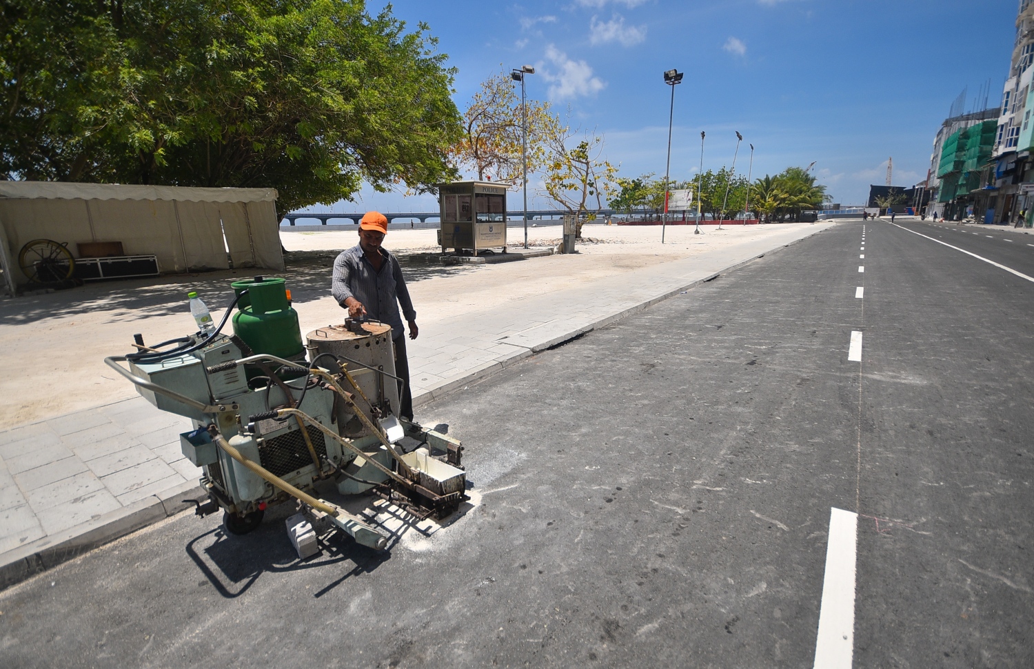 ސެޕްޓެމްބަރު 4، 2018- ސިނަމާލެ ބްރިޖާ ގުޅޭ މަގުތަކުގައި ޓްރެފިކް ފާހަގަތައް ޖެހުމުގެ މަސައްކަތް ކުރިއަށްދަނީ: ބޮޑުތަކުރުފާނު މަގުގައި ތާރު އަޅައިގެން ހެދި ބައި އިއްޔެ ހުޅުވާލާނެ ކަމަށް ހައުސިން މިނިސްޓްރީން ކުރިން ބުނެފައިވީ ނަމަވެސް ބައެއް މަސައްކަތްތައް ނުނިމި ހުރުމުން މަގުތައް ހުޅުވުން ވަނީ އަންނަ ބުރާސްފަތި ދުވަހަށް ބަދަލުކޮށްފައި.---ފޮޓޯ: ހުސައިން ވަހީދު/މިހާރު