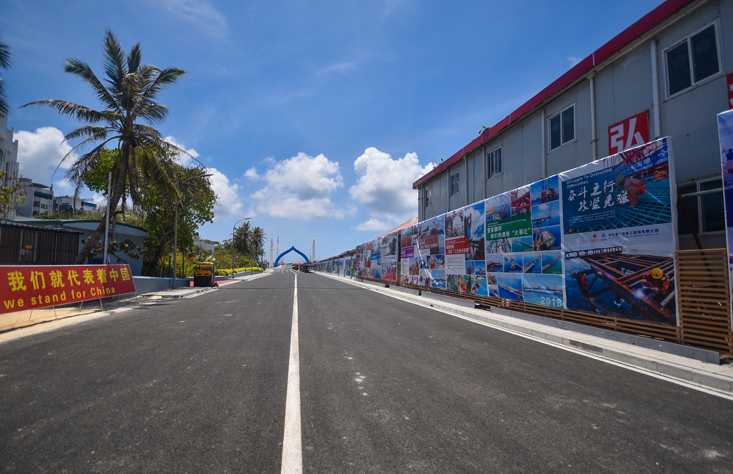 ސެޕްޓެމްބަރު 4، 2018- ސިނަމާލެ ބްރިޖާ ގުޅޭ މަގުތައް ހުޅުވުމަށް ތައްޔާރުވެފައި: ބޮޑުތަކުރުފާނު މަގުގައި ތާރު އަޅައިގެން ހެދި ބައި އިއްޔެ ހުޅުވާލާނެ ކަމަށް ހައުސިން މިނިސްޓްރީން ކުރިން ބުނެފައިވީ ނަމަވެސް ބައެއް މަސައްކަތްތައް ނުނިމި ހުރުމުން މަގުތައް ހުޅުވުން ވަނީ އަންނަ ބުރާސްފަތި ދުވަހަށް ބަދަލުކޮށްފައި.---ފޮޓޯ: ހުސައިން ވަހީދު/މިހާރު