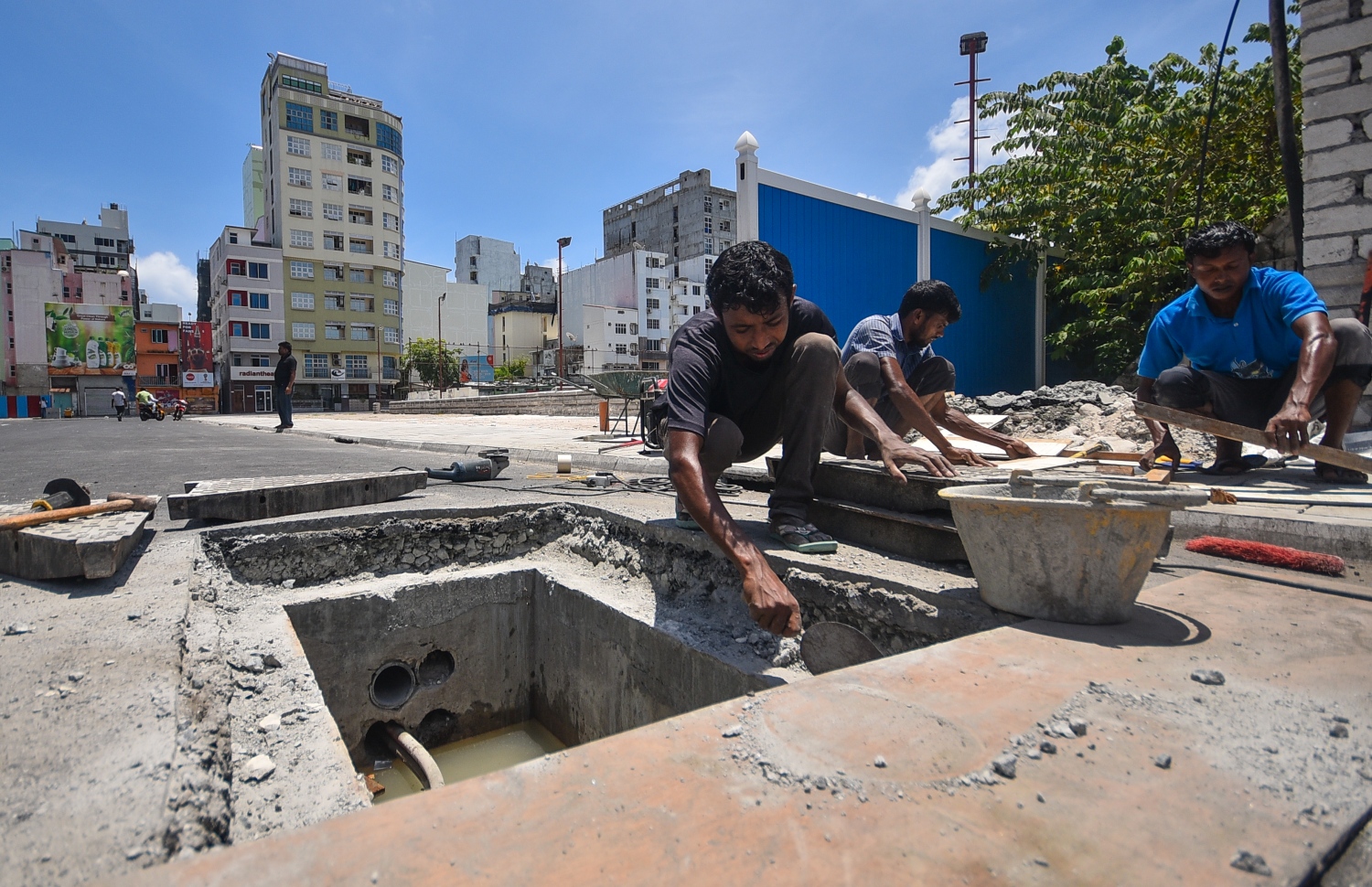 ސެޕްޓެމްބަރު 4، 2018- ސިނަމާލެ ބްރިޖާ ގުޅޭ މަގުތަކުގެ ފަހުގެ މަސައްކަތްތައް ކުރިއަށްދަނީ: ބޮޑުތަކުރުފާނު މަގުގައި ތާރު އަޅައިގެން ހެދި ބައި އިއްޔެ ހުޅުވާލާނެ ކަމަށް ހައުސިން މިނިސްޓްރީން ކުރިން ބުނެފައިވީ ނަމަވެސް ބައެއް މަސައްކަތްތައް ނުނިމި ހުރުމުން މަގުތައް ހުޅުވުން ވަނީ އަންނަ ބުރާސްފަތި ދުވަހަށް ބަދަލުކޮށްފައި.---ފޮޓޯ: ހުސައިން ވަހީދު/މިހާރު