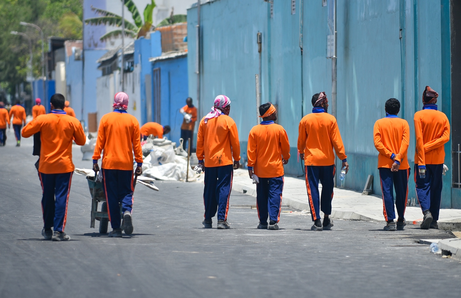 ސެޕްޓެމްބަރު 4، 2018- ސިނަމާލެ ބްރިޖާ ގުޅޭ މަގުތަކުގެ ފަހުގެ މަސައްކަތްތަކުގައި ގައިދީން ބައިވެރިވަނީ: ބޮޑުތަކުރުފާނު މަގުގައި ތާރު އަޅައިގެން ހެދި ބައި އިއްޔެ ހުޅުވާލާނެ ކަމަށް ހައުސިން މިނިސްޓްރީން ކުރިން ބުނެފައިވީ ނަމަވެސް ބައެއް މަސައްކަތްތައް ނުނިމި ހުރުމުން މަގުތައް ހުޅުވުން ވަނީ އަންނަ ބުރާސްފަތި ދުވަހަށް ބަދަލުކޮށްފައި.---ފޮޓޯ: ހުސައިން ވަހީދު/މިހާރު