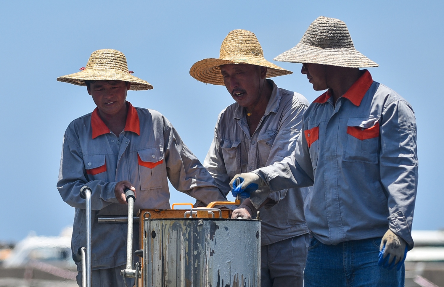 ސެޕްޓެމްބަރު 4، 2018- ސިނަމާލެ ބްރިޖާ ގުޅޭ މަގުތަކުގައި ޓްރެފިކް ފާހަގަތައް ކުރެހުމުގެ މަސައްކަތް ކުރިއަށްދަނީ: ބޮޑުތަކުރުފާނު މަގުގައި ތާރު އަޅައިގެން ހެދި ބައި އިއްޔެ ހުޅުވާލާނެ ކަމަށް ހައުސިން މިނިސްޓްރީން ކުރިން ބުނެފައިވީ ނަމަވެސް ބައެއް މަސައްކަތްތައް ނުނިމި ހުރުމުން މަގުތައް ހުޅުވުން ވަނީ އަންނަ ބުރާސްފަތި ދުވަހަށް ބަދަލުކޮށްފައި.---ފޮޓޯ: ހުސައިން ވަހީދު/މިހާރު