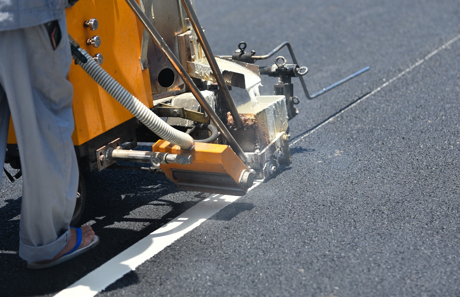 ސެޕްޓެމްބަރު 4، 2018- ސިނަމާލެ ބްރިޖާ ގުޅޭ މަގުތަކުގައި ޓްރެފިކް ފާހަގަތައް ކުރެހުމުގެ މަސައްކަތް މިއަދު ކުރިއަށް ގެންދަނީ: ބޮޑުތަކުރުފާނު މަގުގައި ތާރު އަޅައިގެން ހެދި ބައި އިއްޔެ ހުޅުވާލާނެ ކަމަށް ހައުސިން މިނިސްޓްރީން ކުރިން ބުނެފައިވީ ނަމަވެސް ބައެއް މަސައްކަތްތައް ނުނިމި ހުރުމުން، މަގުތައް ހުޅުވުން ވަނީ އަންނަ ބުރާސްފަތި ދުވަހަށް ބަދަލުކޮށްފައި.---ފޮޓޯ: ހުސައިން ވަހީދު/މިހާރު