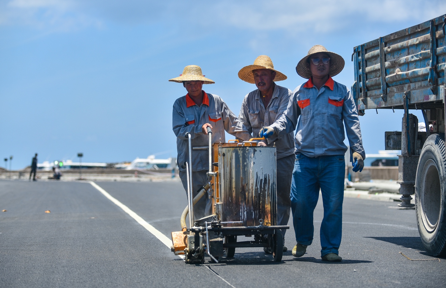 ސެޕްޓެމްބަރު 4، 2018- ސިނަމާލެ ބްރިޖާ ގުޅޭ މަގުތަކުގައި ޓްރެފިކް ފާހަގަތައް ކުރެހުމުގެ މަސައްކަތް މިއަދު ކުރިއަށް ގެންދަނީ: ބޮޑުތަކުރުފާނު މަގުގައި ތާރު އަޅައިގެން ހެދި ބައި އާންމުކޮށް ހުޅުވައިލާނީ އަންނަ ބުރާސްފަތި ދުވަހު ކަމަށް ހައުސިން މިނިސްޓްރީން މިއަދު ބުނެފައިވޭ.---ފޮޓޯ: ހުސައިން ވަހީދު/މިހާރު