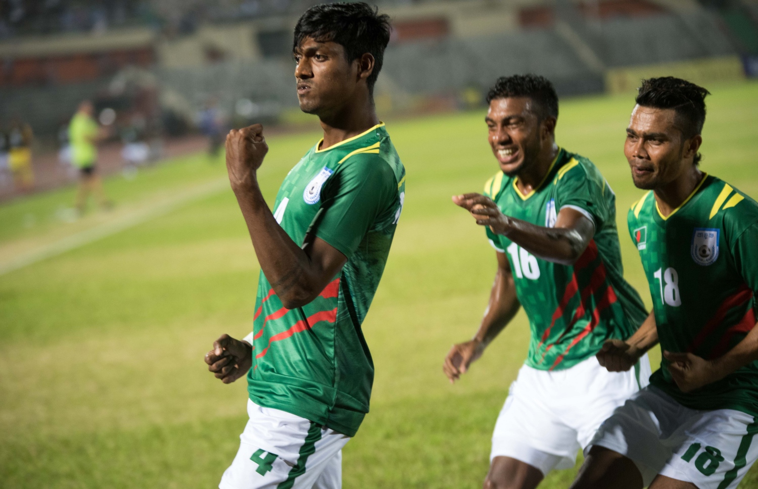 ލަނޑު ޖެހުމަށް ފަހު ބަންގްލަދޭޝް ކުޅުންތެރިން އުފާފާޅުކުރަނީ. -- ފޮޓޯ: އިމޭޖަސް.އެމްވީ