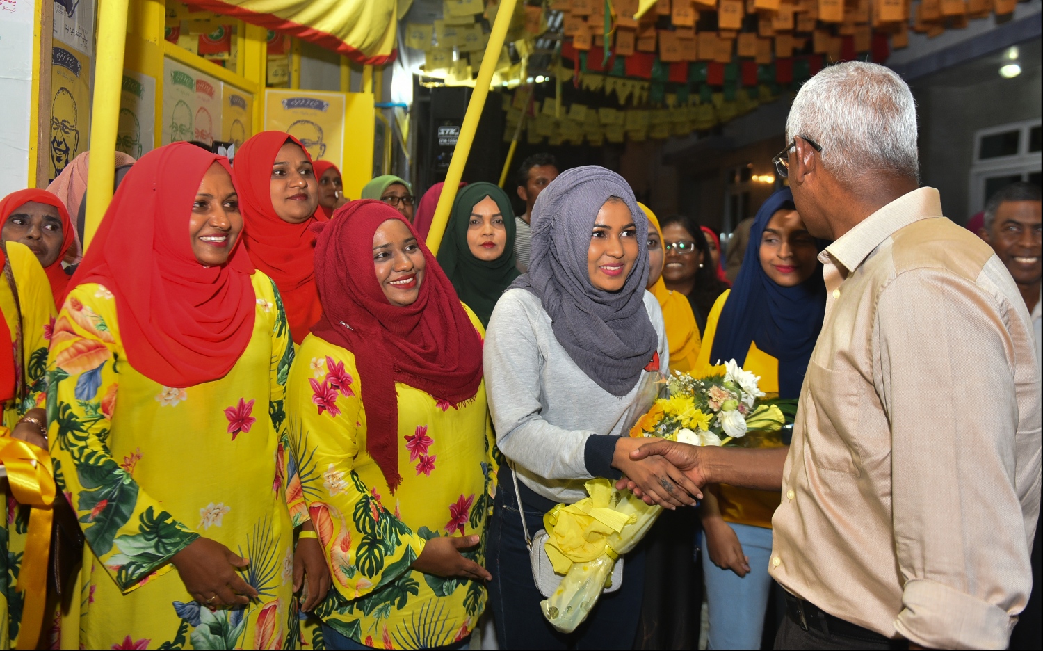 މާލެ: ސެޕްޓެމްބަރު 4، 2018- މި މަހުގެ 23 ގައި ބާއްވާ ރިޔާސީ އިންތިޚާބުގެ ކެމްޕެއިނަށް މާލޭގައި ތައްޔާރުކުރި "މާފޮޅޭ" ޖަގަހަ ހުޅުވުމުގެ ރަސްމިއްޔާތަށް، އެ ކޯލިޝަންގެ ރިޔާސީ ކެންޑިޑޭޓް އިބްރާހިމް މުހައްމަދު ސޯލިހް (އިބޫ) ވަޑައިގަތުމުން މަރުހަބާ ދަންނަވަނީ.---ފޮޓޯ: އަހުމަދު ނިޝާތު/މިހާރު