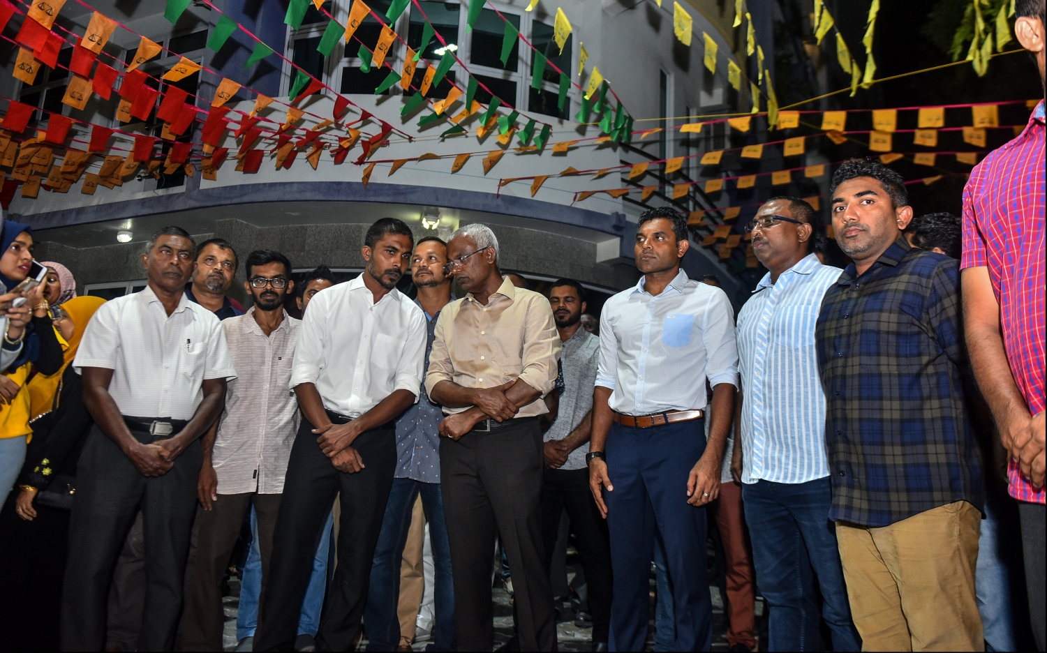 މާލެ: ސެޕްޓެމްބަރު 4، 2018- މި މަހުގެ 23 ގައި ބާއްވާ ރިޔާސީ އިންތިޚާބުގެ ކެމްޕެއިނަށް މާލޭގައި މިރޭ ހުޅުވި ދެ ޖަގަހައިގެ ތެރެއިން އެއް ޖަގަހައިގައި، އެ ކޯލިޝަންގެ ރިޔާސީ ކެންޑިޑޭޓް އިބްރާހިމް މުހައްމަދު ސޯލިހް (އިބޫ) އާއި އޭނާގެ ރަނިންމޭޓް ފައިސަލް ނަސީމް މަޑުކޮށްލައްވައިގެން.---ފޮޓޯ: އަހުމަދު ނިޝާތު/މިހާރު