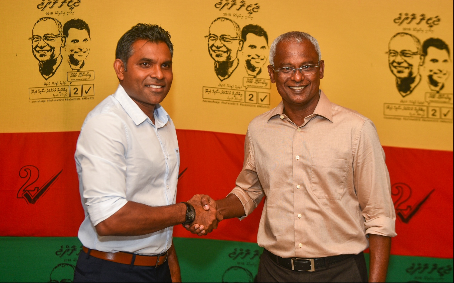 މާލެ: ސެޕްޓެމްބަރު 4، 2018- މި މަހުގެ 23 ގައި ބާއްވާ ރިޔާސީ އިންތިޚާބުގެ ކެމްޕެއިނަށް މާލޭގައި މިރޭ ހުޅުވި ދެ ޖަގަހައިގެ ތެރެއިން އެއް ޖަގަހައިގައި، އެ ކޯލިޝަންގެ ރިޔާސީ ކެންޑިޑޭޓް އިބްރާހިމް މުހައްމަދު ސޯލިހް (އިބޫ) އާއި އޭނާގެ ރަނިންމޭޓް ފައިސަލް ނަސީމް ސަލާމް ކުރައްވަނީ.---ފޮޓޯ: އަހުމަދު ނިޝާތު/މިހާރު