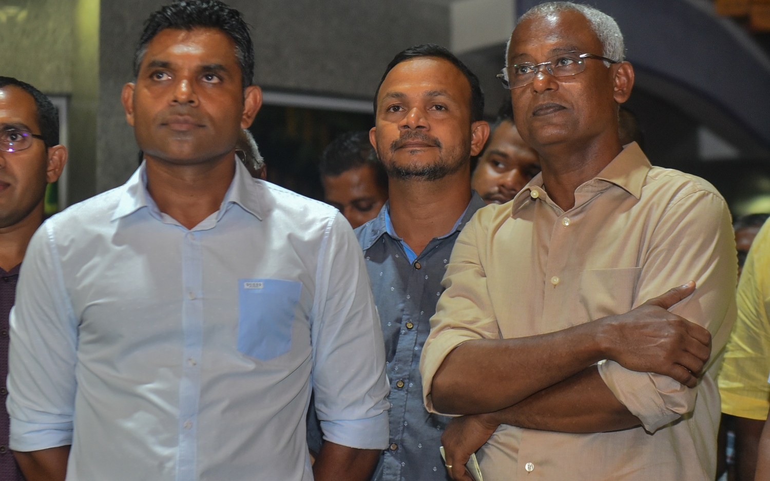 މާލެ: ސެޕްޓެމްބަރު 4، 2018- މި މަހުގެ 23 ގައި ބާއްވާ ރިޔާސީ އިންތިޚާބުގެ ކެމްޕެއިނަށް މާލޭގައި މިރޭ ހުޅުވި ދެ ޖަގަހައިގެ ތެރެއިން އެއް ޖަގަހައިގައި، އެ ކޯލިޝަންގެ ރިޔާސީ ކެންޑިޑޭޓް އިބްރާހިމް މުހައްމަދު ސޯލިހް (އިބޫ) އާއި އޭނާގެ ރަނިންމޭޓް ފައިސަލް ނަސީމް މަޑުކޮށްލައްވައިގެން.---ފޮޓޯ: އަހުމަދު ނިޝާތު/މިހާރު