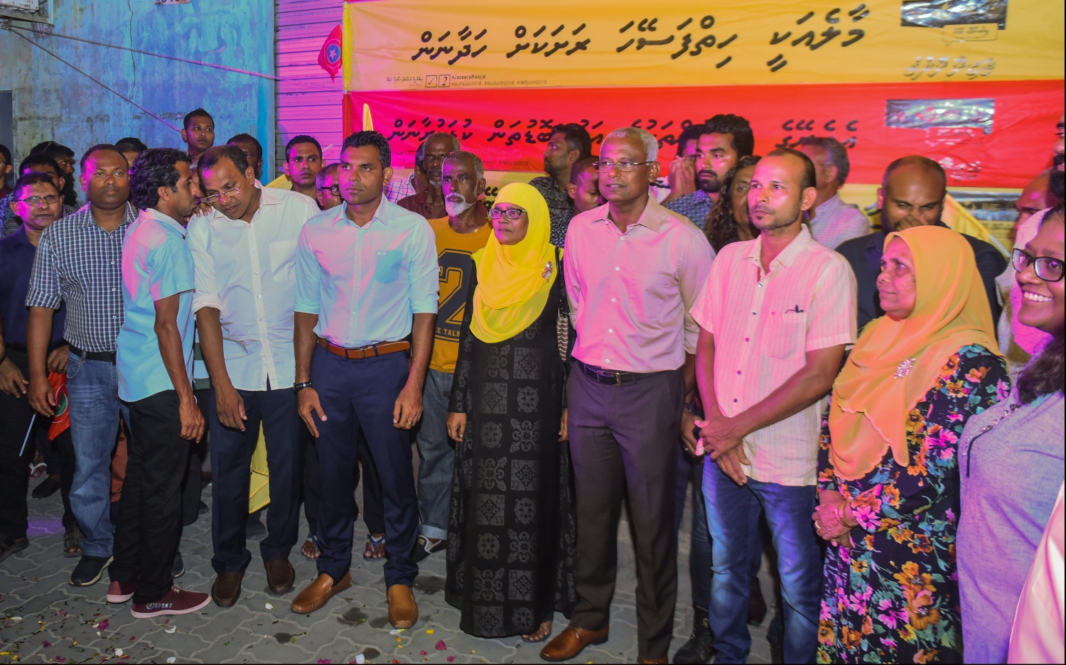 މާލެ: ސެޕްޓެމްބަރު 4، 2018- މި މަހުގެ 23 ގައި ބާއްވާ ރިޔާސީ އިންތިޚާބުގެ ކެމްޕެއިނަށް މާލޭގައި މިރޭ ހުޅުވި ދެ ޖަގަހައިގެ ތެރެއިން އެއް ޖަގަހައިގައި، އެ ކޯލިޝަންގެ ރިޔާސީ ކެންޑިޑޭޓް އިބްރާހިމް މުހައްމަދު ސޯލިހް (އިބޫ) އާއި އޭނާގެ ރަނިންމޭޓް ފައިސަލް ނަސީމް ބައެއް ސަޕޯޓަރުންނާ އެކު މަޑުކޮށްލައްވައިގެން.---ފޮޓޯ: އަހުމަދު ނިޝާތު/މިހާރު