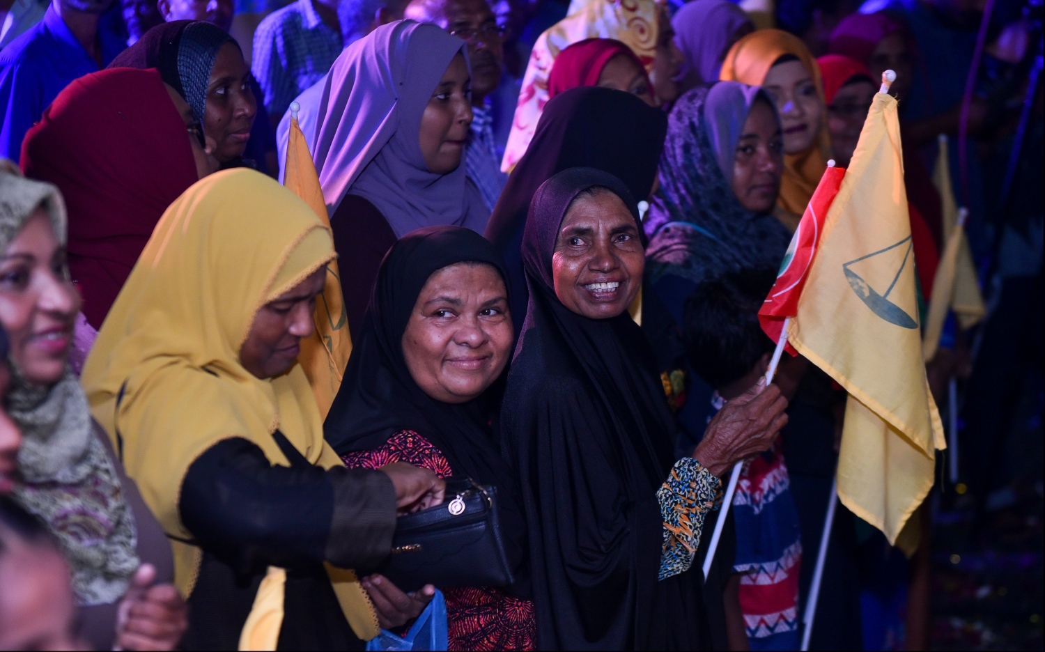 މާލެ: ސެޕްޓެމްބަރު 4، 2018- މި މަހުގެ 23 ގައި ބާއްވާ ރިޔާސީ އިންތިޚާބުގެ ކެމްޕެއިނަށް މާލޭގައި މިރޭ ހުޅުވި ދެ ޖަގަހައިގެ ތެރެއިން އެއް ޖަގަހަ ހުޅުވުމުގެ ރަސްމިއްޔާތުގައި ބައިވެރިވި ބައެއް މީހުން.---ފޮޓޯ: އަހުމަދު ނިޝާތު/މިހާރު