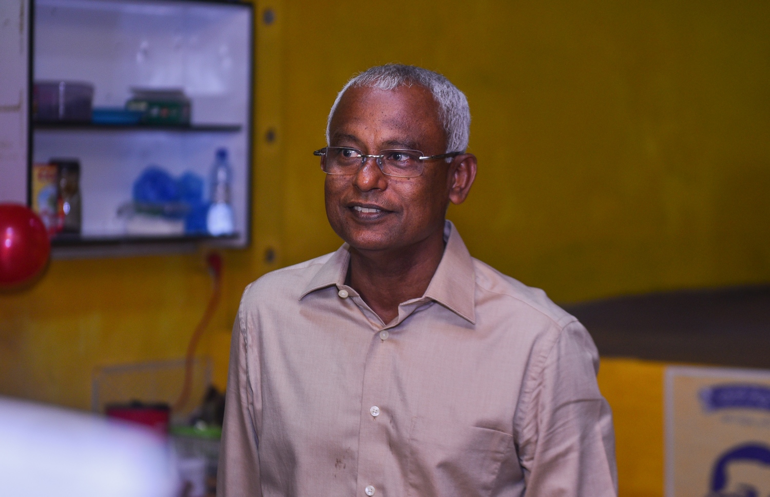 މާލެ: ސެޕްޓެމްބަރު 4، 2018- މި މަހުގެ 23 ގައި ބާއްވާ ރިޔާސީ އިންތިޚާބުގެ ކެމްޕެއިނަށް މާލޭގައި މިރޭ ހުޅުވި ދެ ޖަގަހައިގެ ތެރެއިން އެއް ޖަގަހައިގައި، އެ ކޯލިޝަންގެ ރިޔާސީ ކެންޑިޑޭޓް އިބްރާހިމް މުހައްމަދު ސޯލިހް (އިބޫ) މަޑުކޮށްލައްވައިގެން.---ފޮޓޯ: އަހުމަދު ނިޝާތު/މިހާރު