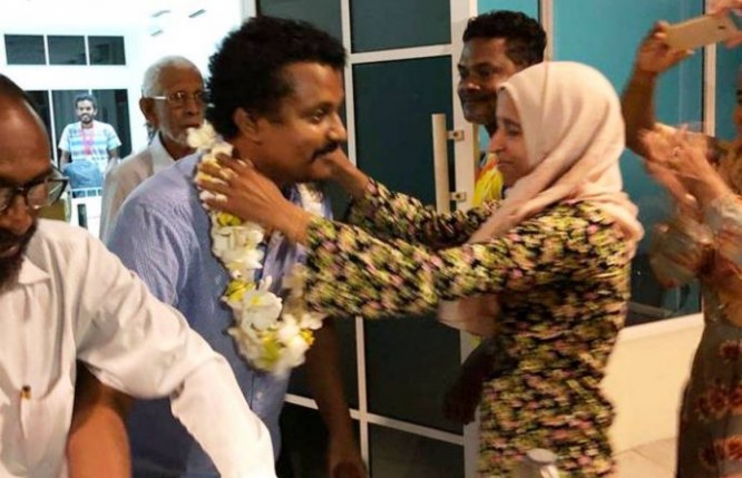 މިދިޔަ ހޮނިހިރު ދުވަހުގެރޭ ފަޒާދު ފުވައްމުލަކަށް ވަޑައިގަތުމުން، އިދިކޮޅު ސަޕޯޓަރުން އޭނާ އަށް މަރުހަބާ ދަންނަވަނީ. -