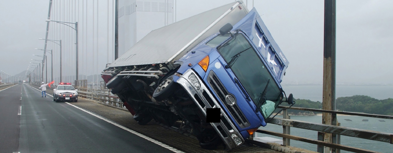 ޖަޕާން- ސެޕްޓެމްބަރު 5، 2018: ޖަޕާނަށް އެރި ބާރުގަދަ ތޫފާނުގައި އޮސާކާ އެއާޕޯޓަށް ދާން އޮންނަ ބްރިޖު މަތީގައި ވެހިކަލެއް ފުރޮޅާލައިފައި. --ފޮޓޯ:އޭއެފްޕީ