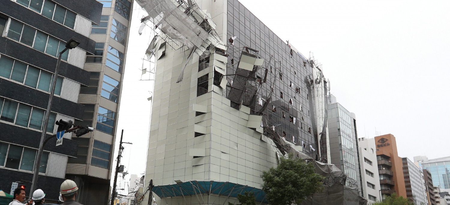 ޖަޕާން- ސެޕްޓެމްބަރު 5، 2018: ޖަޕާނަށް އެރި ބާރުގަދަ ތޫފާނުގައި އޮސާކާގެ އިމާރާތެއް ހެދުމަށް ބޭރުގައި ޖަހާފައި ހުރި އެއްޗެހިތައް ވަޔާ އެއްލާލަނީ. --ފޮޓޯ:އޭއެފްޕީ