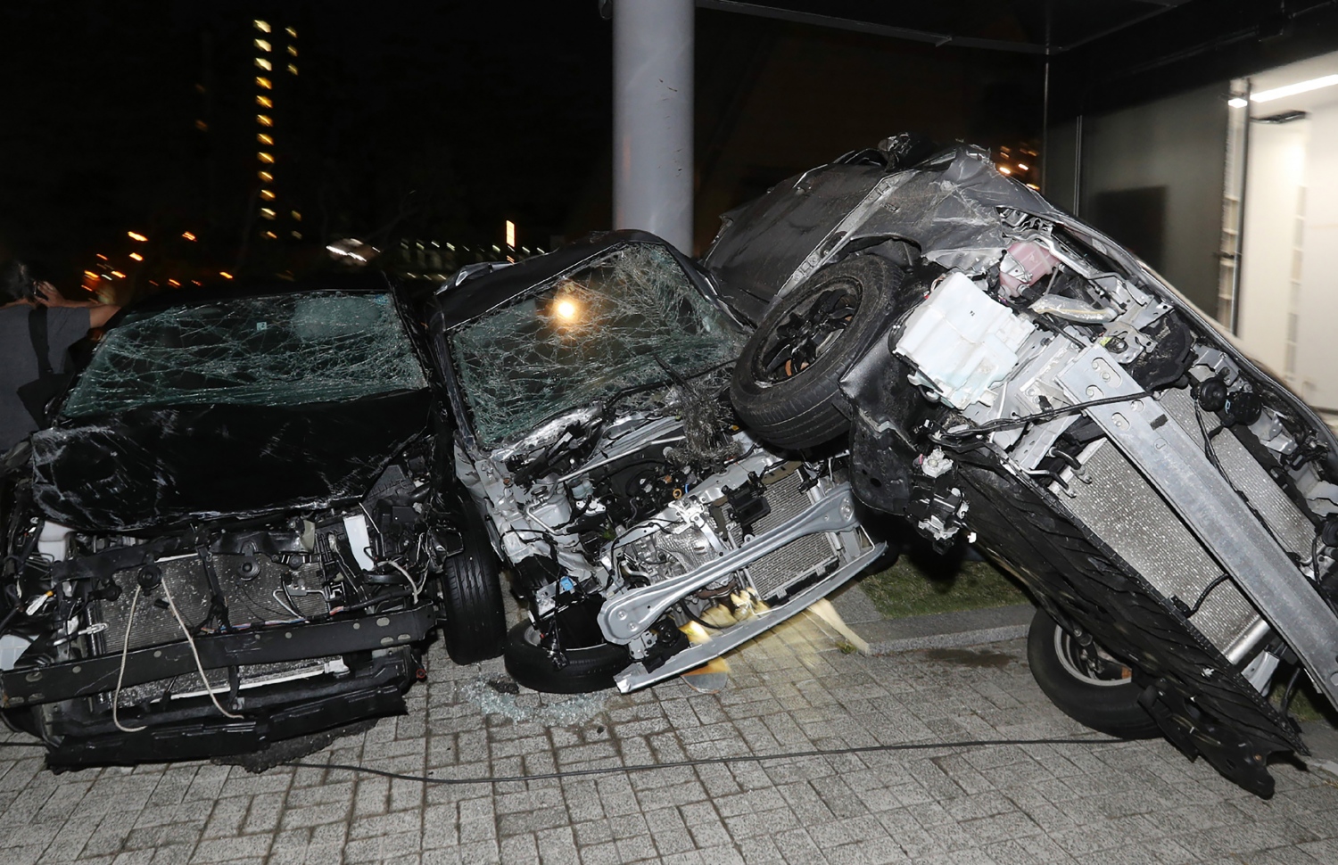 ޖަޕާން- ސެޕްޓެމްބަރު 5، 2018: ޖަޕާނަށް އެރި ބާރުގަދަ ތޫފާނުގެ ގަދަ ވައިގައި އޮސާކާ އިން ކާރުތަކެއް ފުރޮޅާލައިފައި. --ފޮޓޯ:އޭއެފްޕީ