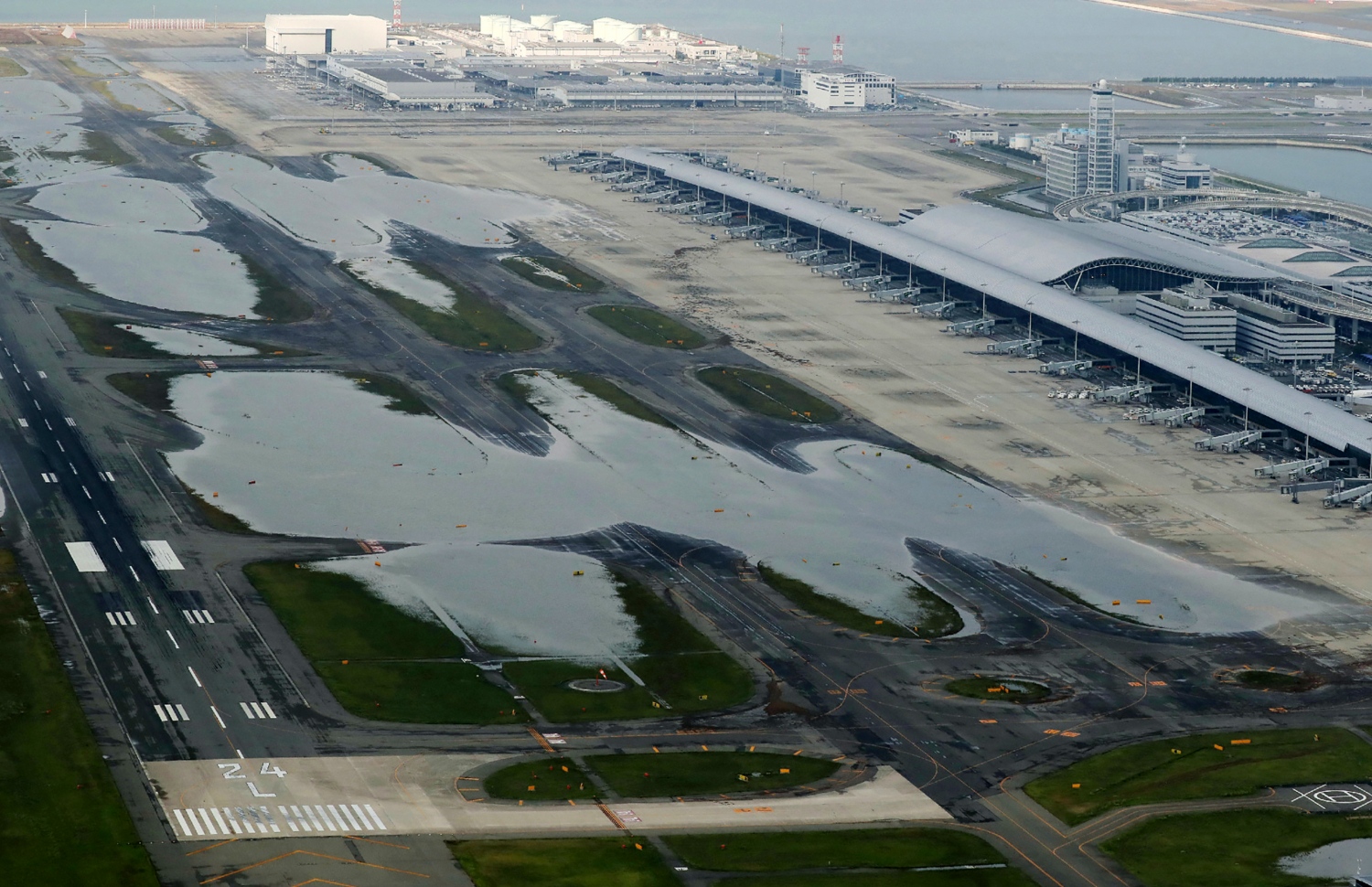 ޖަޕާން- ސެޕްޓެމްބަރު 5، 2018: ޖަޕާނަށް އެރި ބާރުގަދަ ތޫފާނުގައި އޮސާކާ އެއާޕޯޓަށް ގެއްލުންތައް ލިބިފައި. --ފޮޓޯ:އޭއެފްޕީ