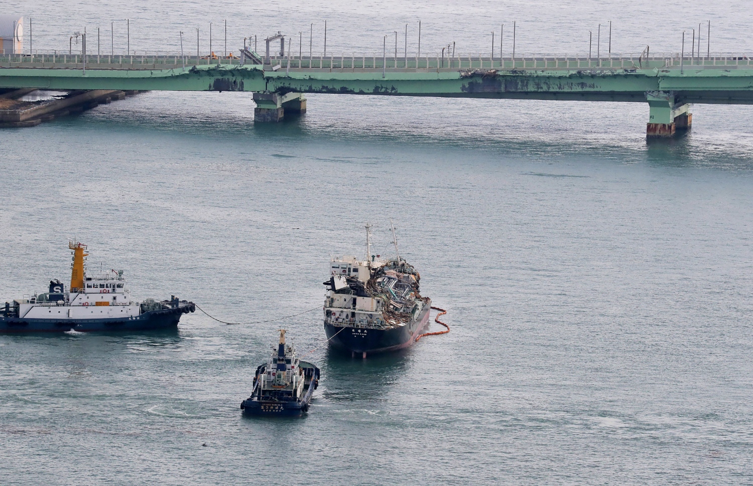 ޖަޕާން- ސެޕްޓެމްބަރު 5، 2018: ޖަޕާނަށް އެރި ބާރުގަދަ ތޫފާނުގައި އޮސާކާ އެއާޕޯޓަށް ދާން އޮންނަ ބްރިޖުގައި ޖެހުނު ޓޭންކަރު ޓަގު ޖަހައިގެން ދުރު ކުރަނީ. --ފޮޓޯ:އޭއެފްޕީ