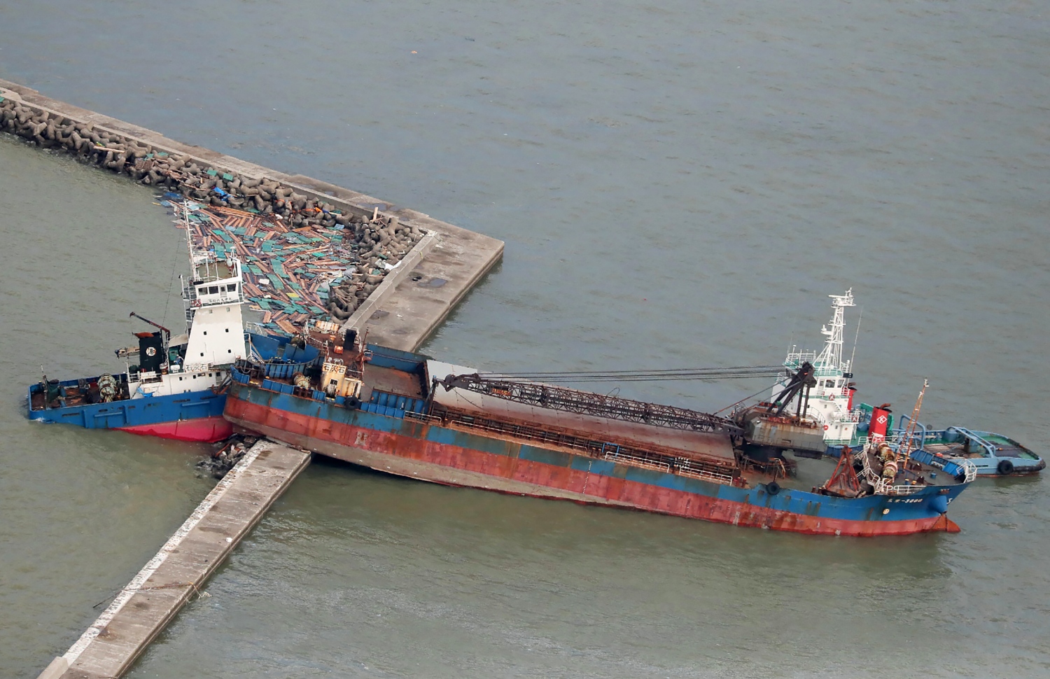 ޖަޕާން- ސެޕްޓެމްބަރު 5، 2018: ޖަޕާނަށް އެރި ބާރުގަދަ ތޫފާނުގައި ނިޝިނޮމިޔާ ސިޓީގައި ބޯޓެއް ގޮސް ކަނޑު ތޮށިގަނޑަށް އަރާފައި. --ފޮޓޯ:އޭއެފްޕީ