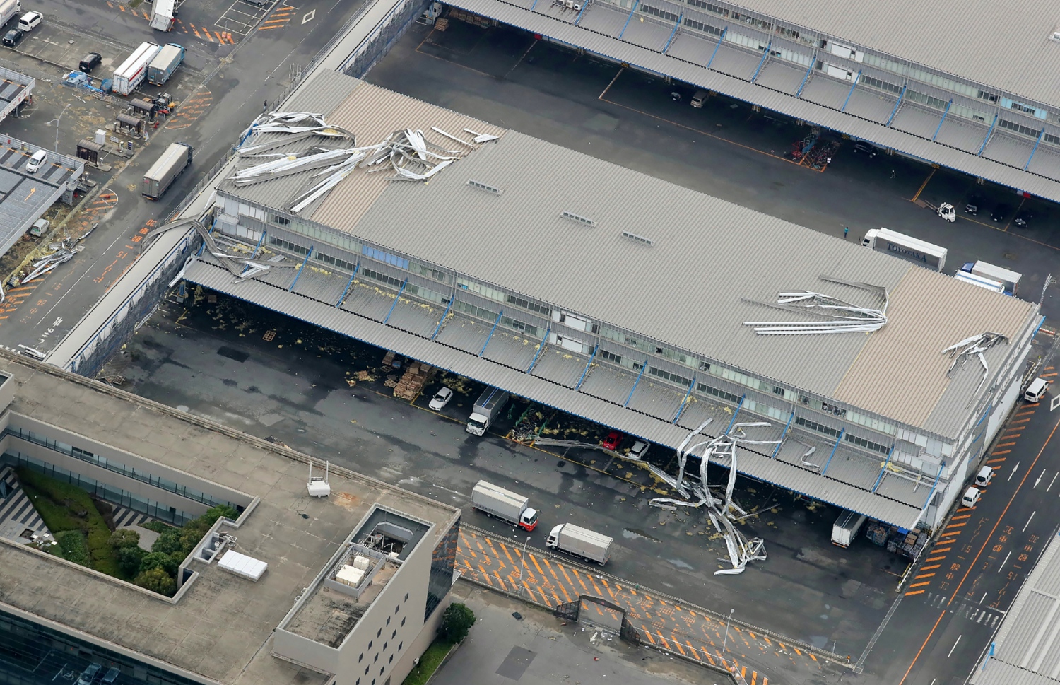 ޖަޕާން- ސެޕްޓެމްބަރު 5، 2018: ޖަޕާނަށް އެރި ބާރުގަދަ ތޫފާނުގައި އޮސާކާ އެއާޕޯޓަށް ގެއްލުންތައް ލިބިފައި. --ފޮޓޯ:އޭއެފްޕީ