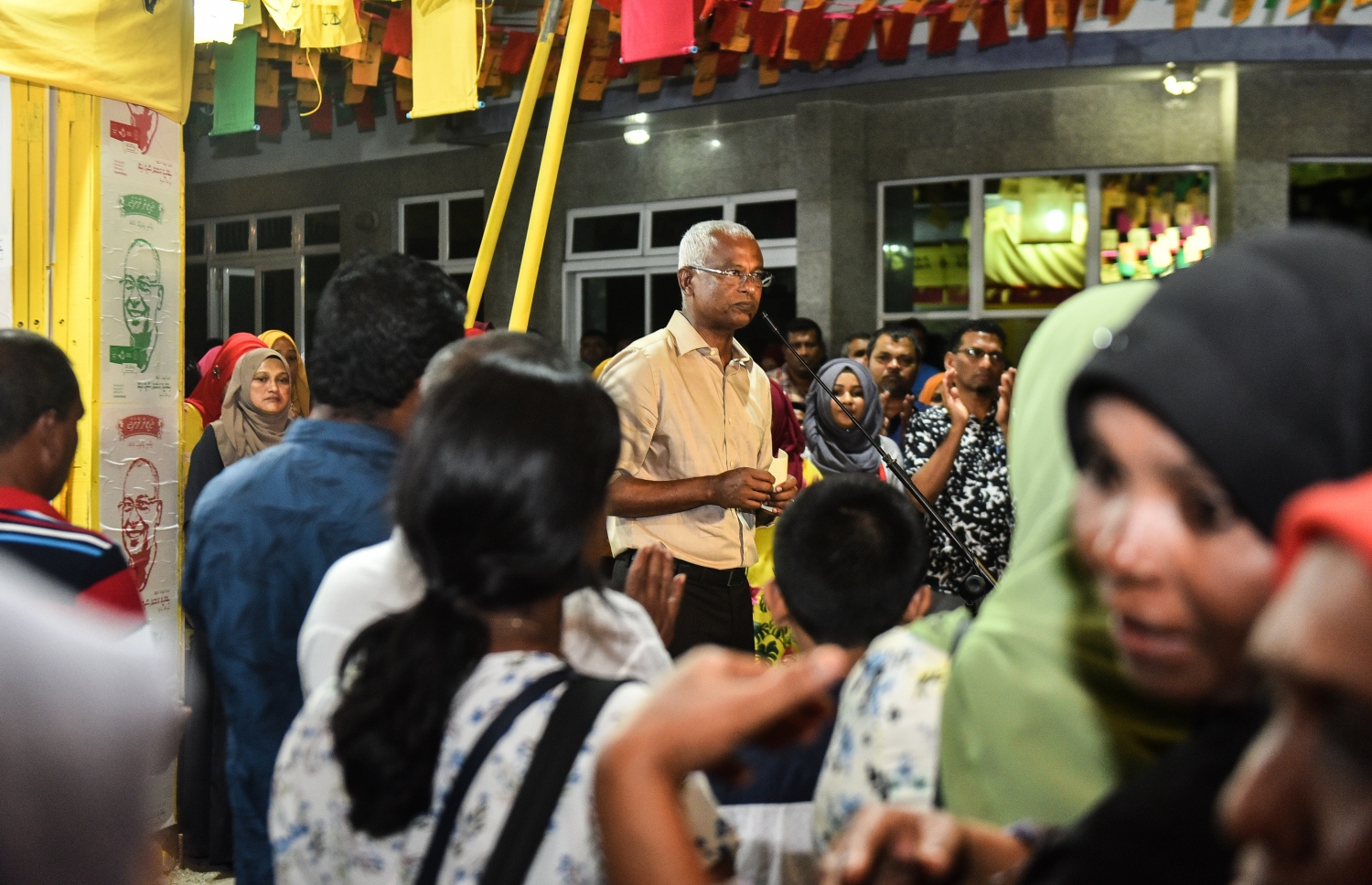 މާލެ: ސެޕްޓެމްބަރު 4، 2018- މި މަހުގެ 23 ގައި ބާއްވާ ރިޔާސީ އިންތިޚާބުގެ ކެމްޕެއިނަށް މާލޭގައި މިރޭ ހުޅުވި ދެ ޖަގަހައިގެ ތެރެއިން އެއް ޖަގަހައިގައި، އެ ކޯލިޝަންގެ ރިޔާސީ ކެންޑިޑޭޓް އިބްރާހިމް މުހައްމަދު ސޯލިހް (އިބޫ) ވާހަކަ ދައްކަވަނީ.---ފޮޓޯ: އަހުމަދު ނިޝާތު/މިހާރު