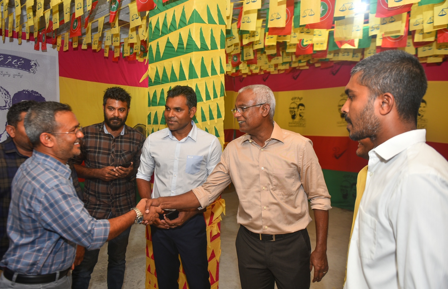 މާލެ: ސެޕްޓެމްބަރު 4، 2018- މާލޭގައި ދިރިއުޅޭ ފުވައްމުލަކު މީހުންނަށް ޚާއްސަ ކޮށްގެން، އިދިކޮޅު ކޯލިޝަނުން ތައްޔާރުކުރި "ޖަޒީރާ ފުވައްމުލައް ޖަގަހަ" ހުޅުއްވައި ދެއްވުމަށް ފަހު، އެ ކޯލިޝަންގެ ރިޔާސީ ކެންޑިޑޭޓް އިބްރާހިމް މުހައްމަދު ސޯލިހް (އިބޫ) މީހަކާ ސަލާމް ކުރައްވަނީ.---ފޮޓޯ: އަހުމަދު ނިޝާތު/މިހާރު