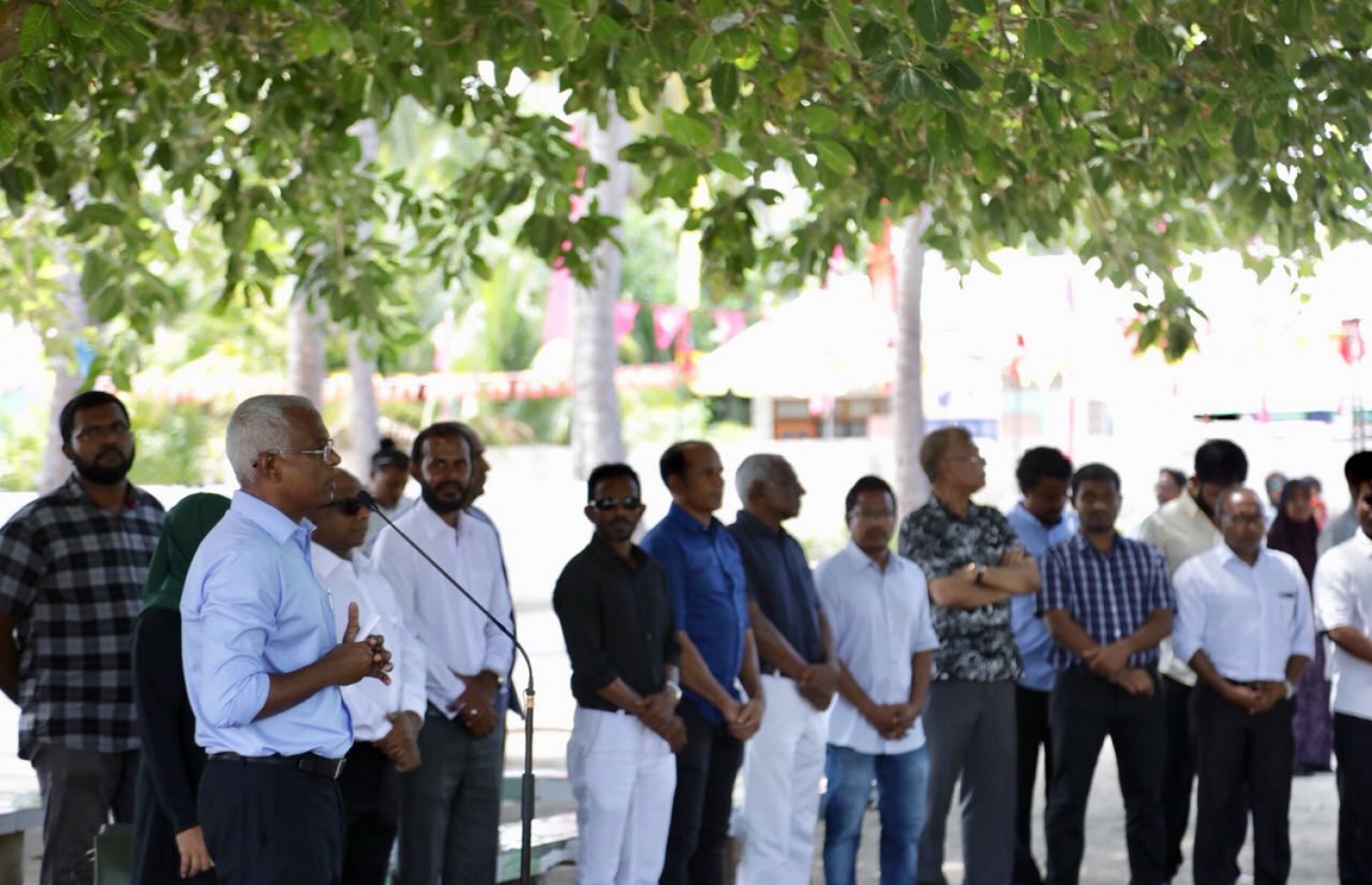 ހއ. އަތޮޅު ރަށެއްގެ ރައްޔިތުންނާ ބައްދަލުކުރައްވައި އިބޫ ވާހަކަ ދައްކަވަނީ-- ފޮޓޯ: އެމްޑީޕީ