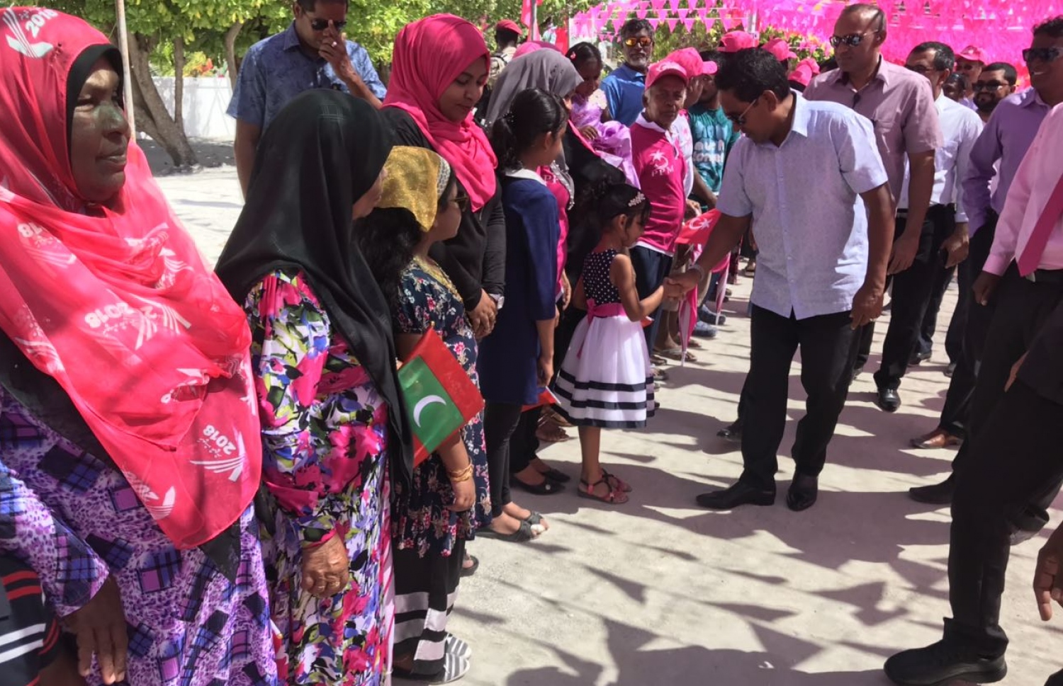 ކެމްޕެއިނަށް ރައީސް ފެލިދޫއަށް ވަޑައިގަތުމުން އެ ރަށުން މަރުހަބާ ދަންނަވަނީ..---ފޮޓޯ: ރައީސް އޮފީސް