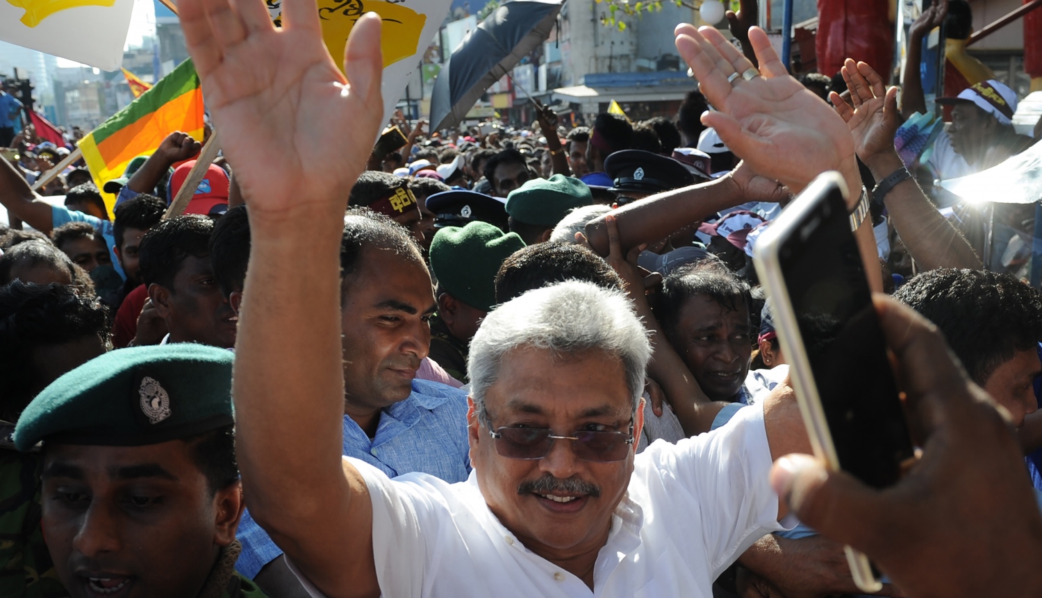 ލަންކާގެ އިދިކޮޅު ފަރާތްތަކުން ބޭއްވި މުޒާހަރާގައި ކުރީގެ ޑިފެންސް ސެކްރެޓަރީ ބައިވެރިވެވަޑައިގަންނަވަނީ. --ފޮޓޯ:އޭއެފްޕީ
