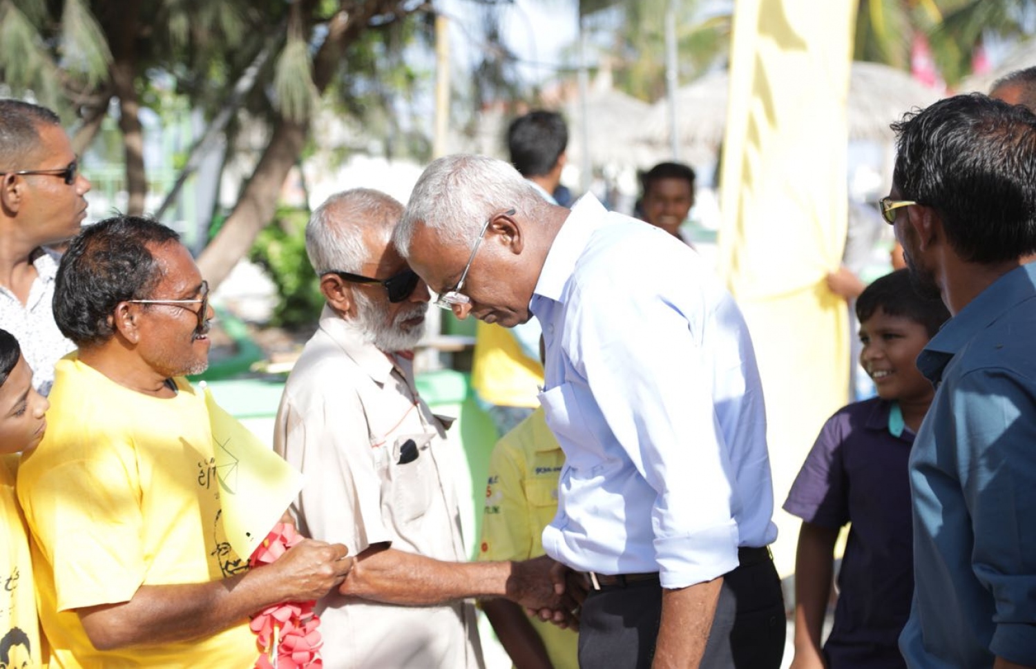 ހއ، ތަކަންދޫން އިބޫ އަށް މަރުހަބާ ކިޔަން ނުކުތް މީހަކު ދައްކާ ވާހަކަ އަޑުއްސަވަނީ. .-- ފޮޓޯ: އެމްޑީޕީ