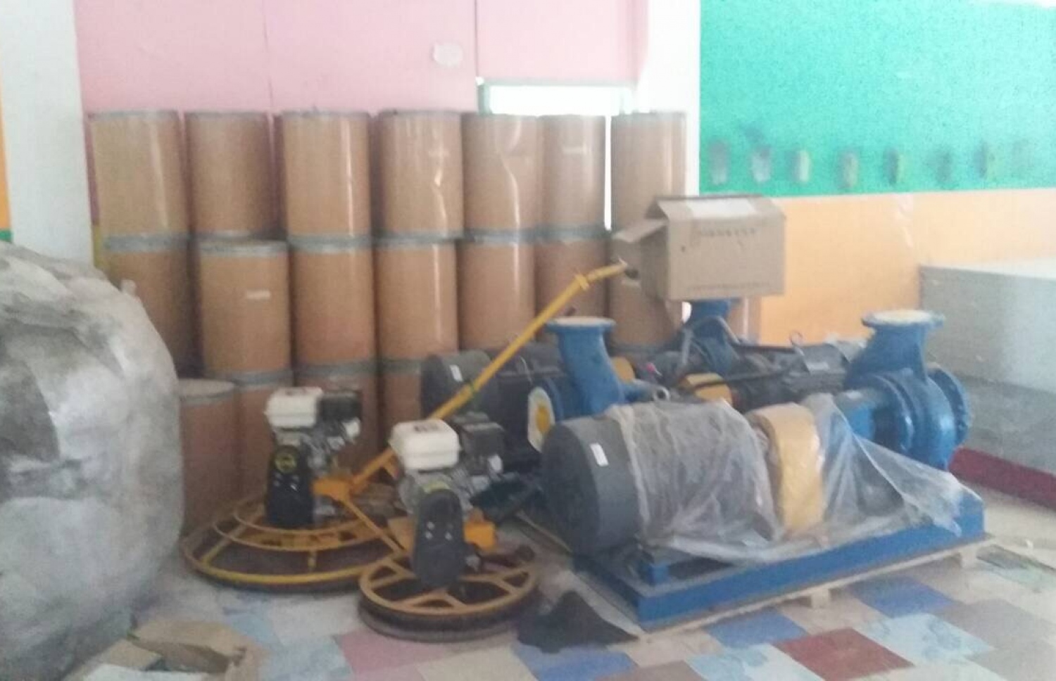 ގުދަނުގައި ރޯވުމުގެ ކުރިން އެތަނުގައި ހުރި ބައެއް މުދާ: އޯޝަން ކުއާޓިއާސް އިން ތުހުމަތު ކުރަނީ ގަސްދުގައި ރޯކޮށްލީ ކަމަށް -- ފޮޓޯ / އޯޝަން ކުއާޓިއާސް