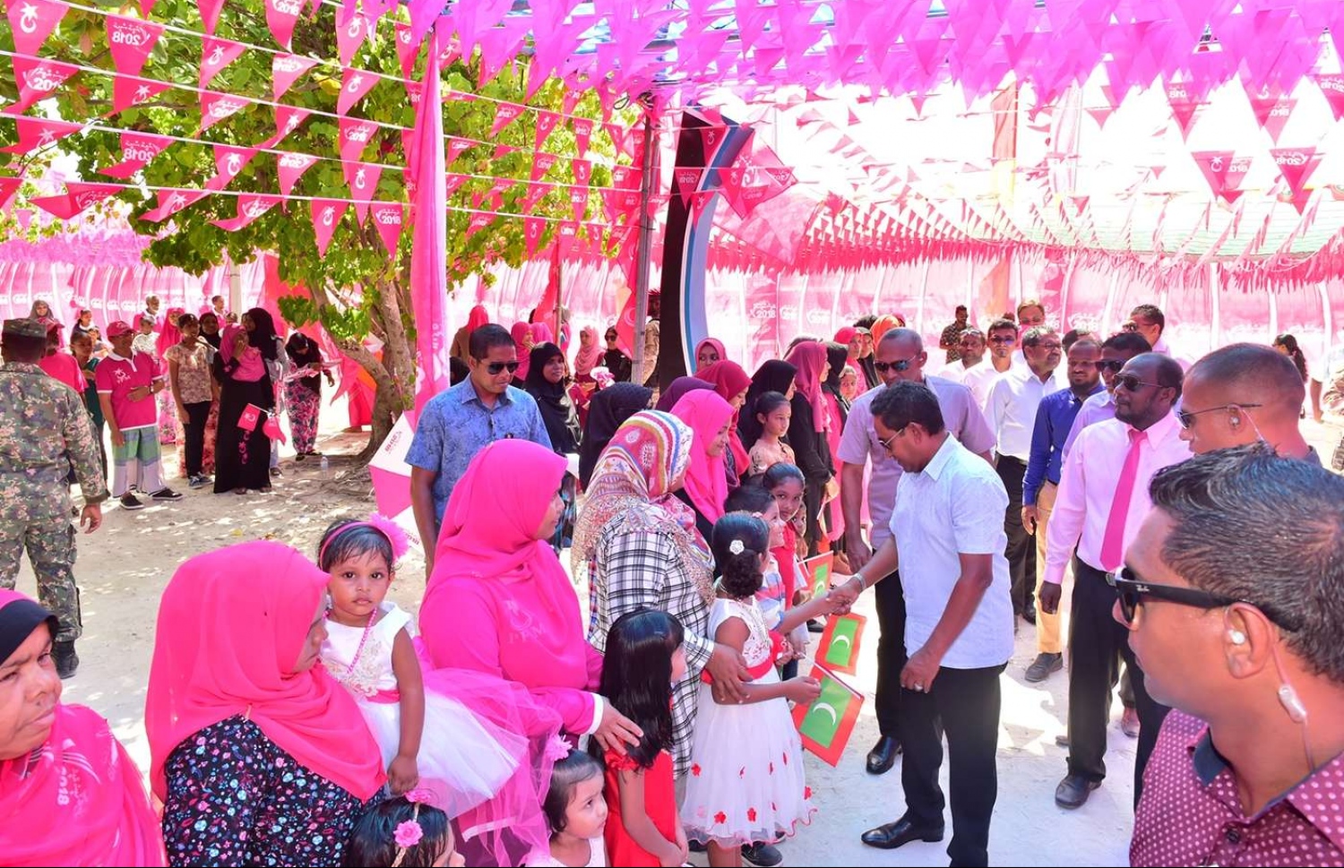 ވ.ފެލިދޫ: ސެޕްޓެމްބަރު 6، 2018- ރައީސް އަބްދުﷲ ޔާމީން ވ. އަތޮޅުގެ ބައެއް ރަށްރަށަށް ކުރެއްވި ދަތުރުފުޅުގައި އެއަތޮޅު ފެލިދޫއަށް ވަޑައިގަތުމުން މަރުހަބާ ދެންނެވުމަށް ގޮސްތިބި މީހުންގެ ތެރެއިން ކުޑަކުއްޖަކާ ސަލާމްކުރައްވަނީ: އެމަނިކުފާނު ކެމްޕޭން ކުރެއްވި އިރު ވެސް ދައުލަތުގެ ވަސީލަތް ބޭނުންކުރެއްވި ކަމަށް މި ސަރުކާރުގައި މިހާރު ތިއްބެވި ބޭފުޅުން ތުހުމަތު އެޅުވި. ---ފޮޓޯ: ރައީސް އޮފީސް