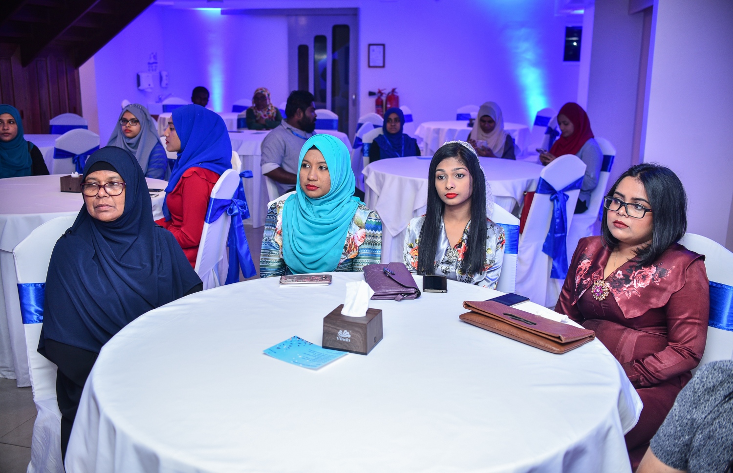 އޭޑީކޭ ހެލްތު ސްކޫލުގެ ފުރަތަމަ ބެޗުން ގްރެޖުއޭޓްވި ދަރިވަރުންތަކެއް.-- ފޮޓޯ: ނިޝާން އަލީ/ މިހާރު