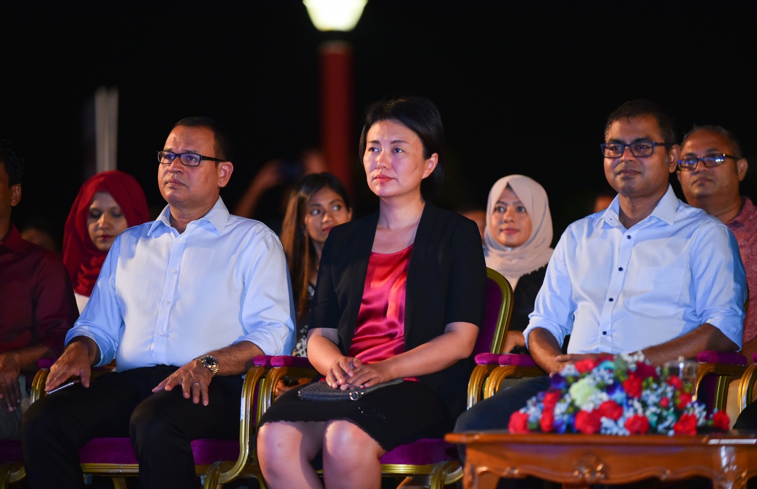 މާލެ: ސެޕްޓެމްބަރު 6، 2018- ޗައިނާ ސަރުކާރުން ރާއްޖެ އަށް 35 ޖަނަރޭޓަރު ހަދިޔާކުރުން ފާހަގަކުރުމުގެ ގޮތުން ޖުމްހޫރީ މައިދާނުގައި "24 ގަޑިއިރު ކަރަންޓު ޔަގީން" ގެ ނަމުގައި ބޭއްވި ޖަލްސާގައި ޗައިނާ އެމްބަސީގެ އިސްބޭފުޅަކާއެކު އެންވާރޮމަންޓް މިނިސްޓަރު ތޯރިގު (ކ) އަދި ޑިފެންސް މިނިސްޓަރު އާދަމް ޝަރީފް ބައިވެރިވެވަޑައިގަންނަވަނީ.---ފޮޓޯ: ހުސައިން ވަހީދު/މިހާރު