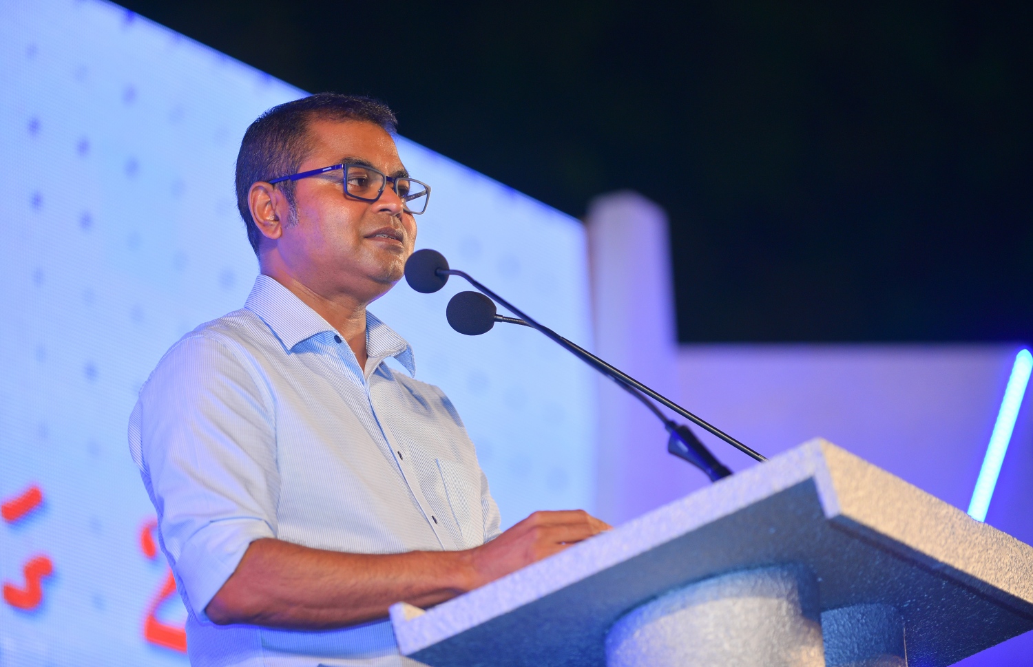 މާލެ: ސެޕްޓެމްބަރު 6، 2018- ޗައިނާ ސަރުކާރުން ރާއްޖެ އަށް 35 ޖަނަރޭޓަރު ހަދިޔާކުރުން ފާހަގަކުރުމުގެ ގޮތުން ޖުމްހޫރީ މައިދާނުގައި "24 ގަޑިއިރު ކަރަންޓު ޔަގީން" ގެ ނަމުގައި ބޭއްވި ޖަލްސާގައި އެންވާރޮމަންޓް މިނިސްޓަރު ތޯރިގް ވާހަކަދައްކަވަނީ.---ފޮޓޯ: ހުސައިން ވަހީދު/މިހާރު