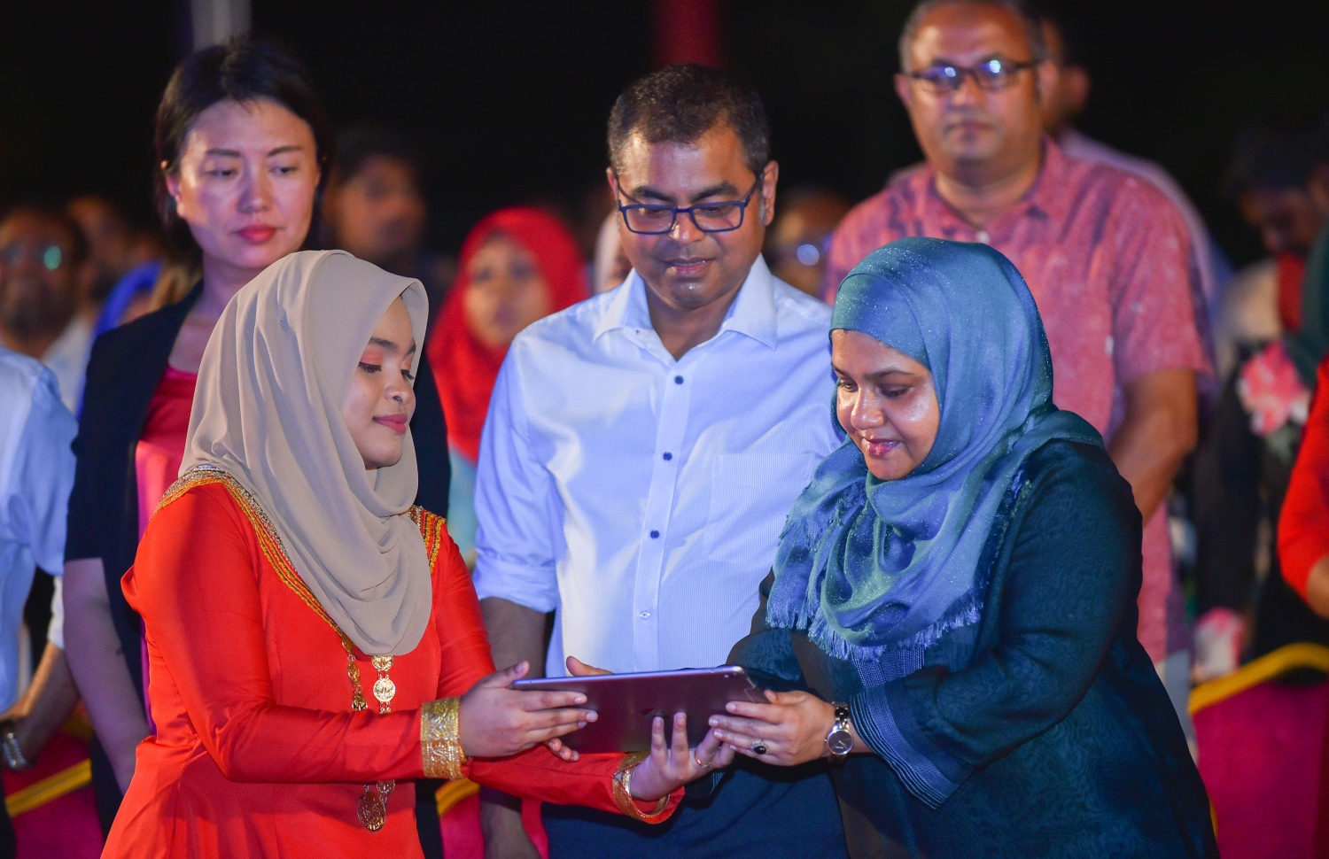 މާލެ: ސެޕްޓެމްބަރު 6، 2018- ޗައިނާ ސަރުކާރުން ރާއްޖެ އަށް 35 ޖަނަރޭޓަރު ހަދިޔާކުރުން ފާހަގަކުރުމުގެ ގޮތުން ޖުމްހޫރީ މައިދާނުގައި "24 ގަޑިއިރު ކަރަންޓު ޔަގީން" ގެ ނަމުގައި ބޭއްވި ޖަލްސާގައި ރައީސް ޔާމީންގެ އަނބިކަނބަލުން ފާތިމަތު އިބްރާހިމް އެޕްރޮޖެކްޓު އިފްތިތާހުކޮށްދެއްވަނީ.---ފޮޓޯ: ހުސައިން ވަހީދު/މިހާރު