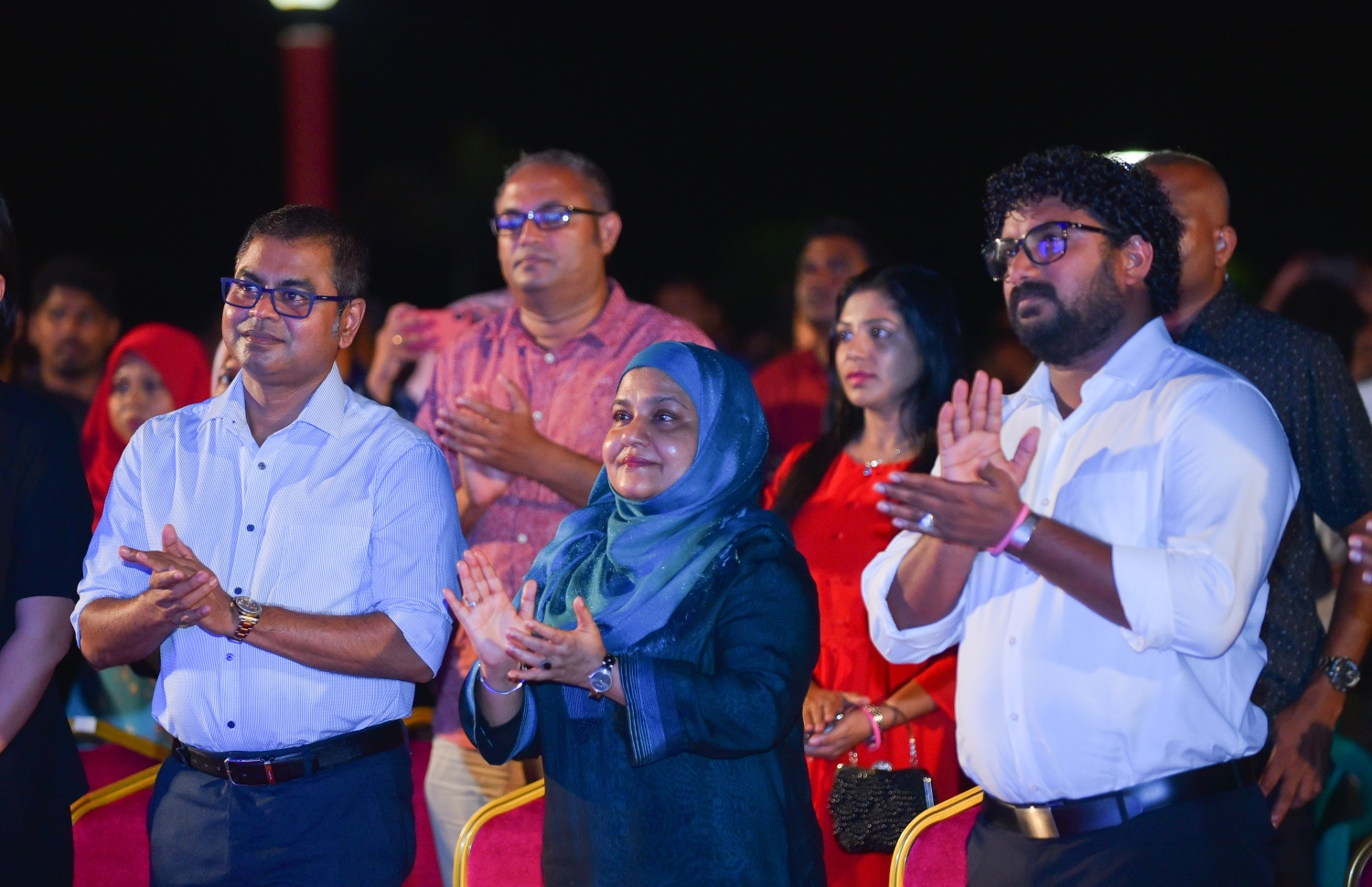 މާލެ: ސެޕްޓެމްބަރު 6، 2018- ޗައިނާ ސަރުކާރުން ރާއްޖެ އަށް 35 ޖަނަރޭޓަރު ހަދިޔާކުރުން ފާހަގަކުރުމުގެ ގޮތުން ޖުމްހޫރީ މައިދާނުގައި "24 ގަޑިއިރު ކަރަންޓު ޔަގީން" ގެ ނަމުގައި ބޭއްވި ޖަލްސާ ޝަރަފުވެރިކޮށްދެއްވި ރައީސް ޔާމީންގެ އަނބިކަނބަލުން ފާތިމަތު އިބްރާހިމް އާއެކު ފެނަކަ ކޯޕަރޭޝަންގެ މެނޭގިން ޑިރެކްޓަރު ލަމްއާން (ކ) އަދި އެންވާރޮމަންޓް މިނިސްޓަރު ތޯރިގު (ވ) ބައިވެރިވެވަޑައިގަންވަނީ.---ފޮޓޯ: ހުސައިން ވަހީދު/މިހާރު
