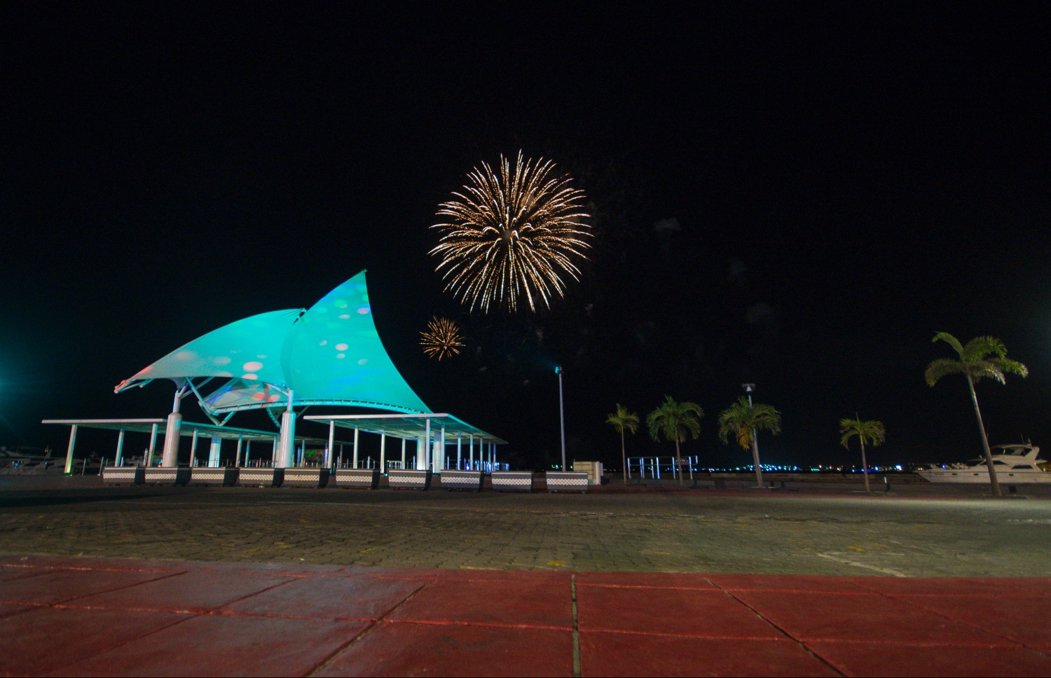 މާލެ: ސެޕްޓެމްބަރު 6، 2018- ޗައިނާ ސަރުކާރުން ރާއްޖެ އަށް 35 ޖަނަރޭޓަރު ހަދިޔާކުރުން ފާހަގަކުރުމުގެ ގޮތުން ޖުމްހޫރީ މައިދާނުގައި "24 ގަޑިއިރު ކަރަންޓު ޔަގީން" ގެ ނަމުގައި ބޭއްވި ޖަލްސާގައި ހަވާ އަރުވަނީ.---ފޮޓޯ: ހުސައިން ވަހީދު/މިހާރު